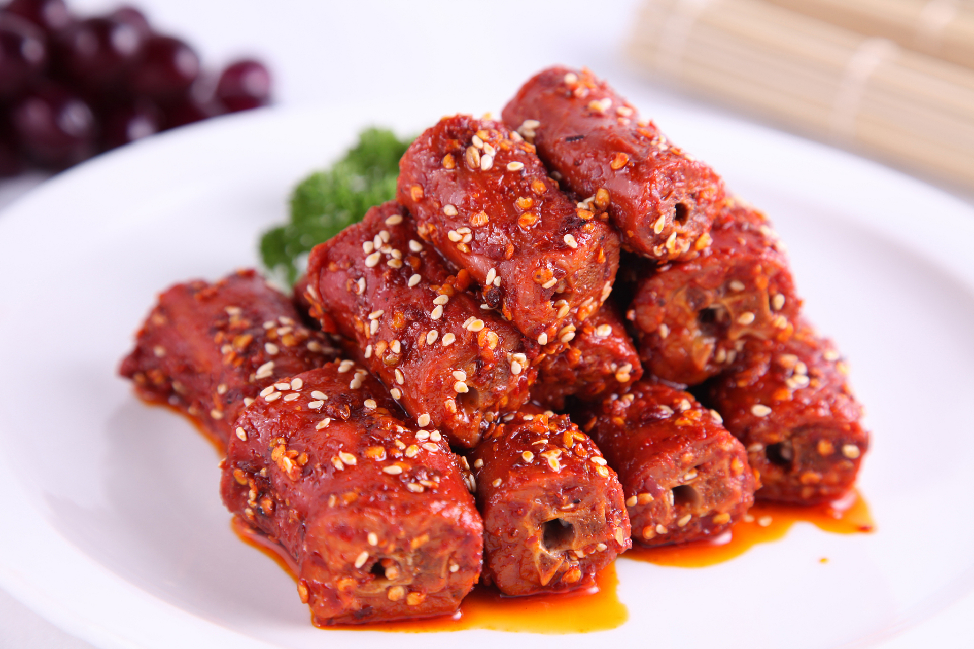 一个鸭脖,不应该这么难查!这是媒体对""食堂吃出老鼠头"事件的质疑!更