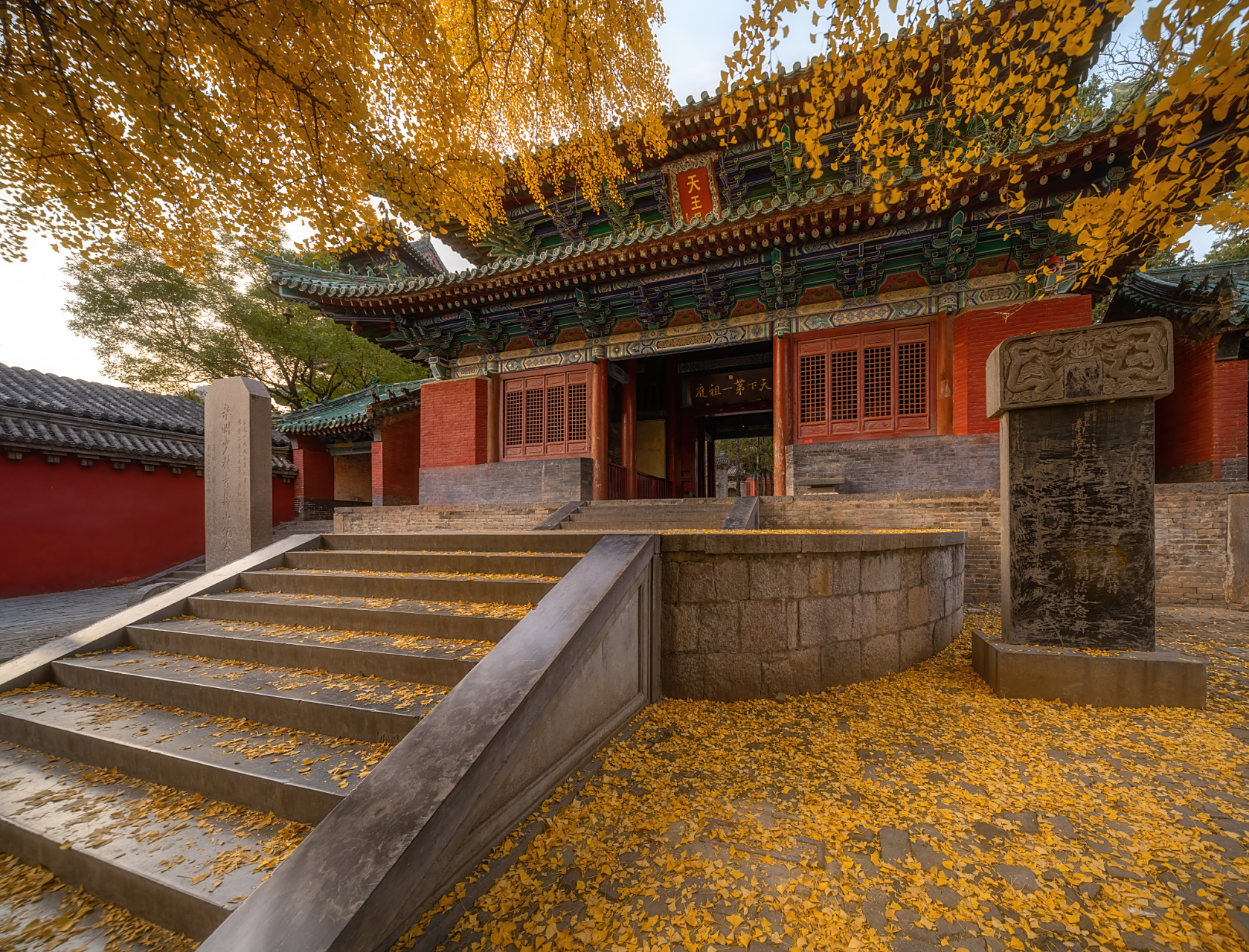 登封少林寺位于河南省登封市嵩山中部,是中国著名的佛教寺庙和武术