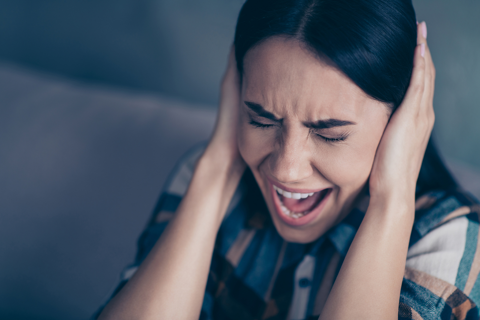 提供安慰,倾听和专业帮助非常重要.[原文:女人一瞬间情绪崩溃句子]