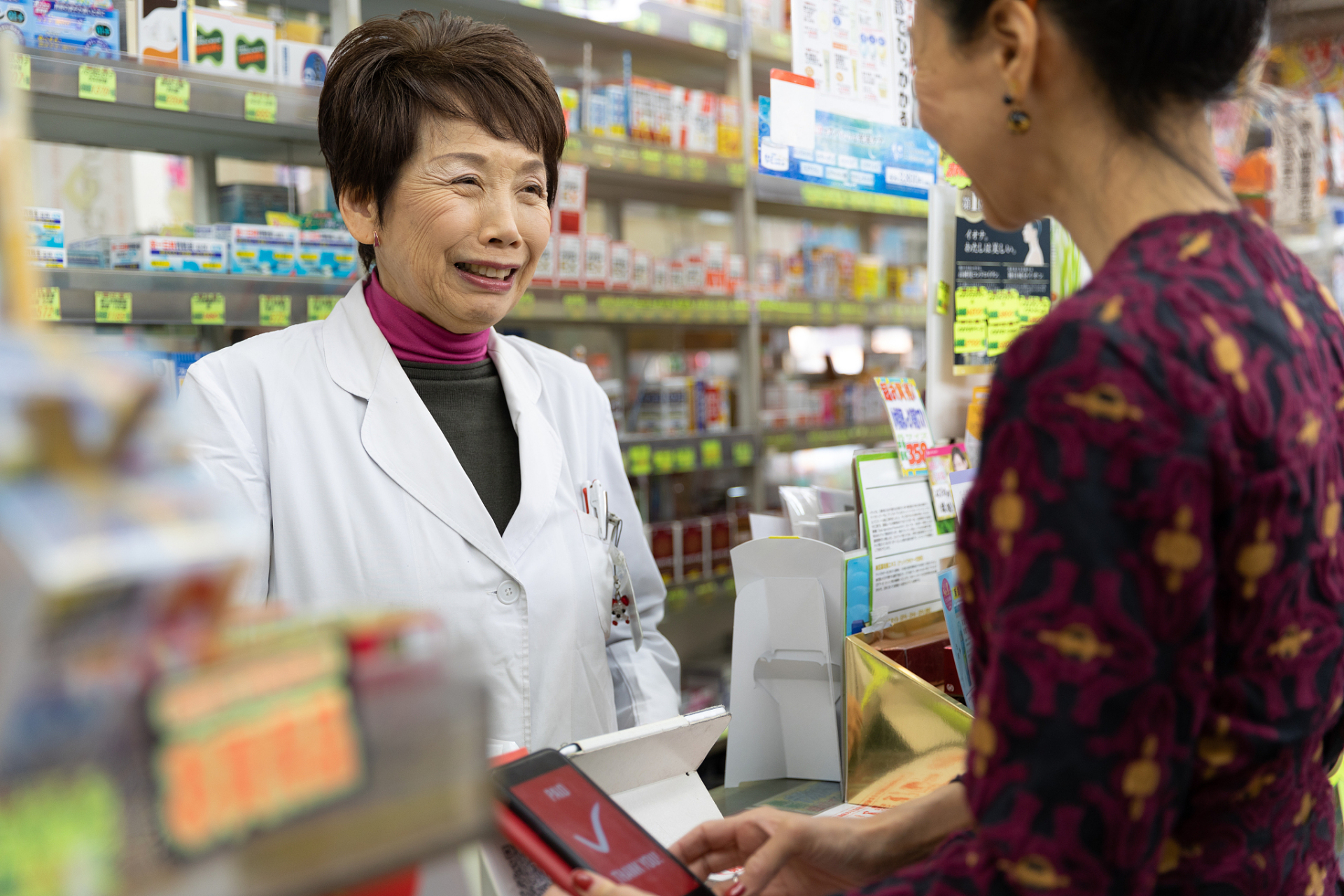 我和女儿去药店买药,一个脏兮兮的小女孩问我:"叔叔,你能借给我30块钱