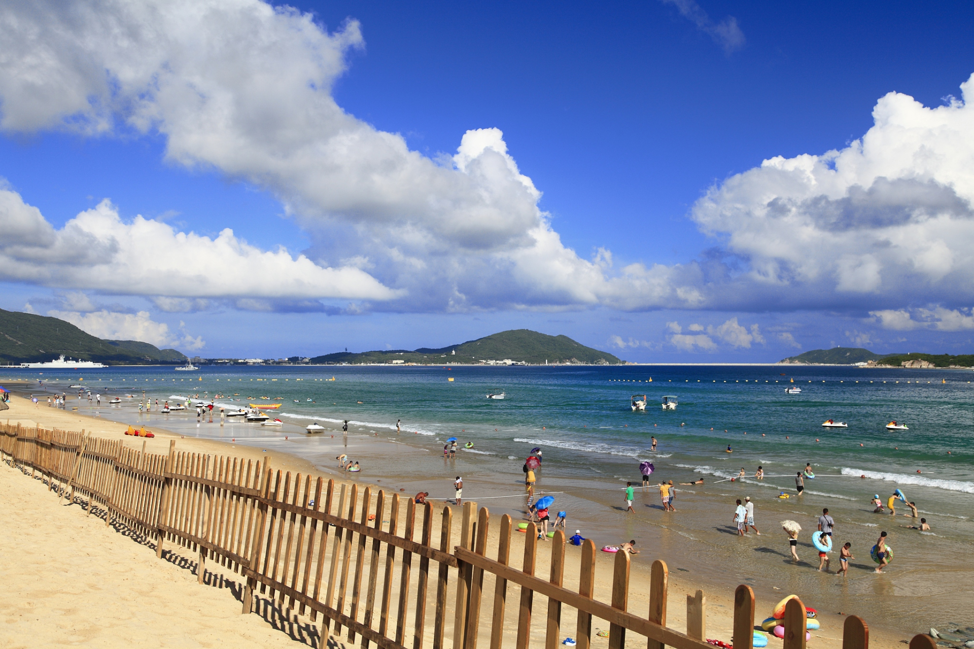 三亚小东海是一个位于中国海南省三亚市的旅游景区,因其碧海蓝天,风景