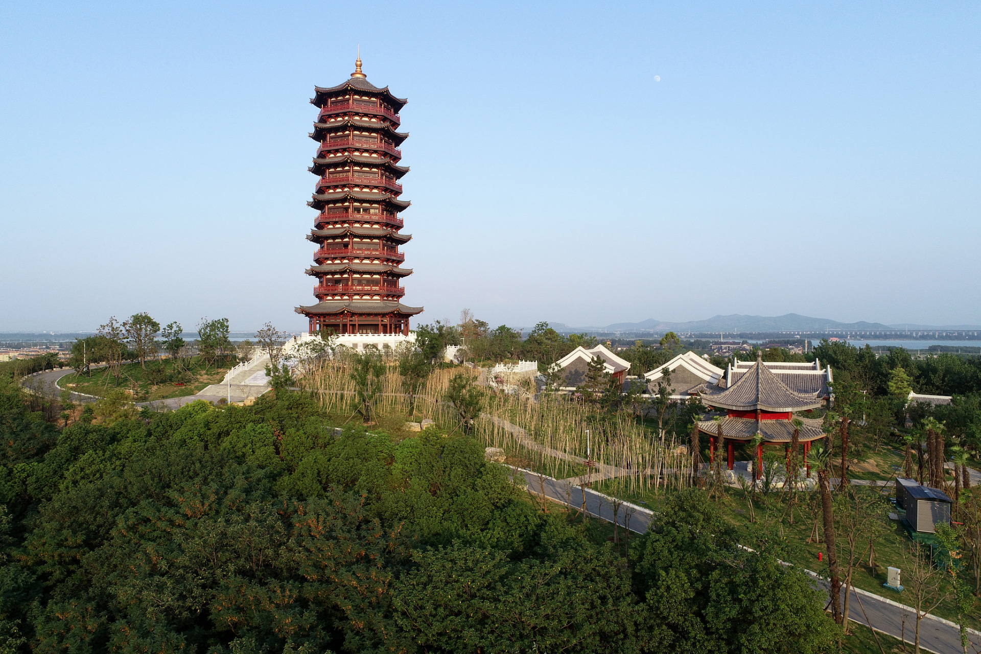 吉林省辽源市龙首山坐落于辽源市繁华地区市中心位置,占地面积约300