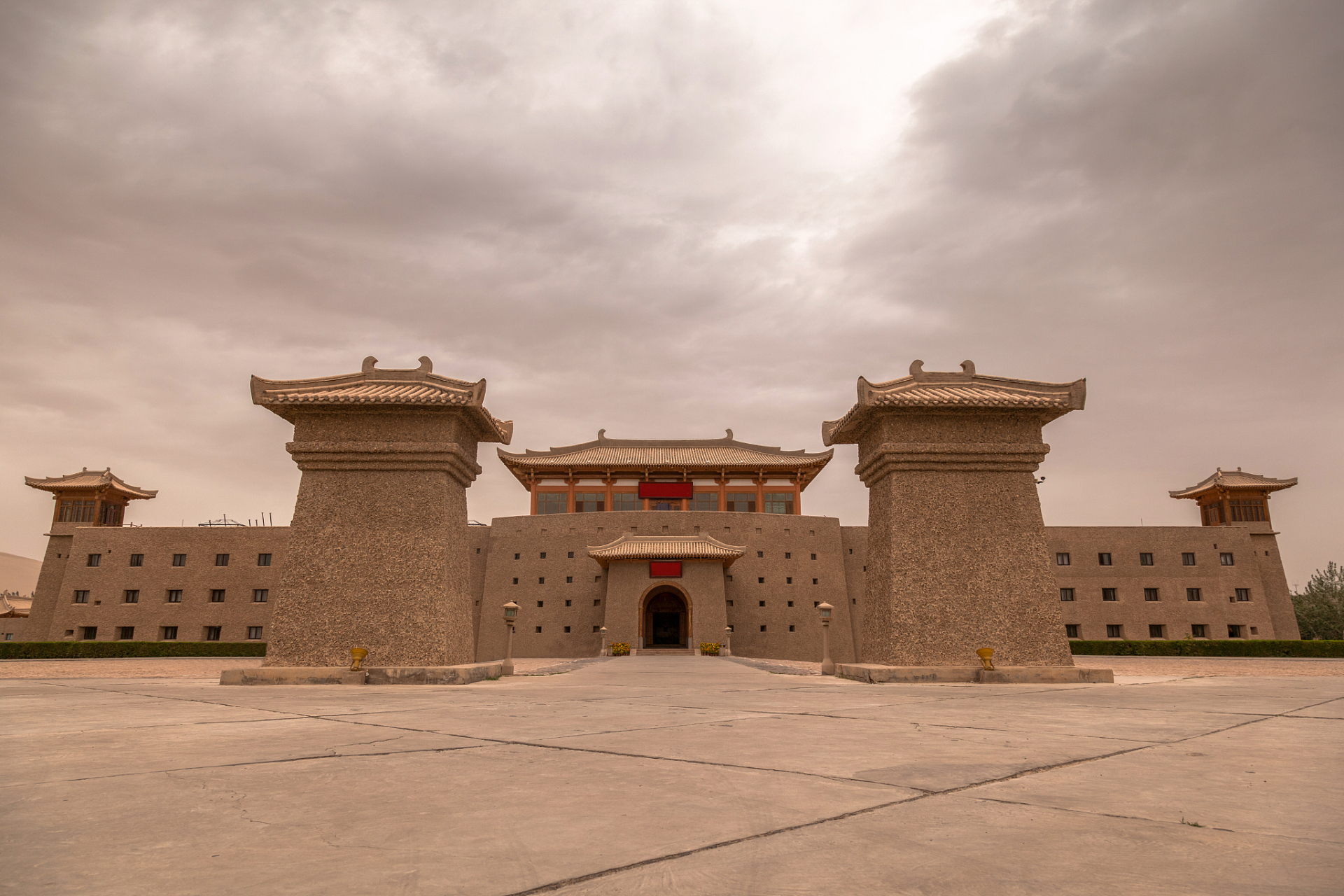 嬉行记# 敦煌,一座位于中国西北的古城,被誉为丝路的瑰宝.