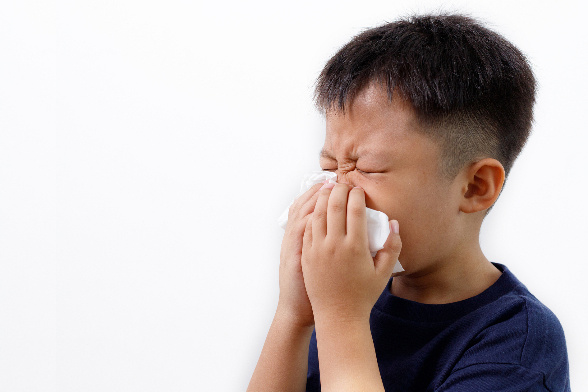 孩子鼻炎是常见的儿童疾病,家庭中可以采取一些方法缓解不适.