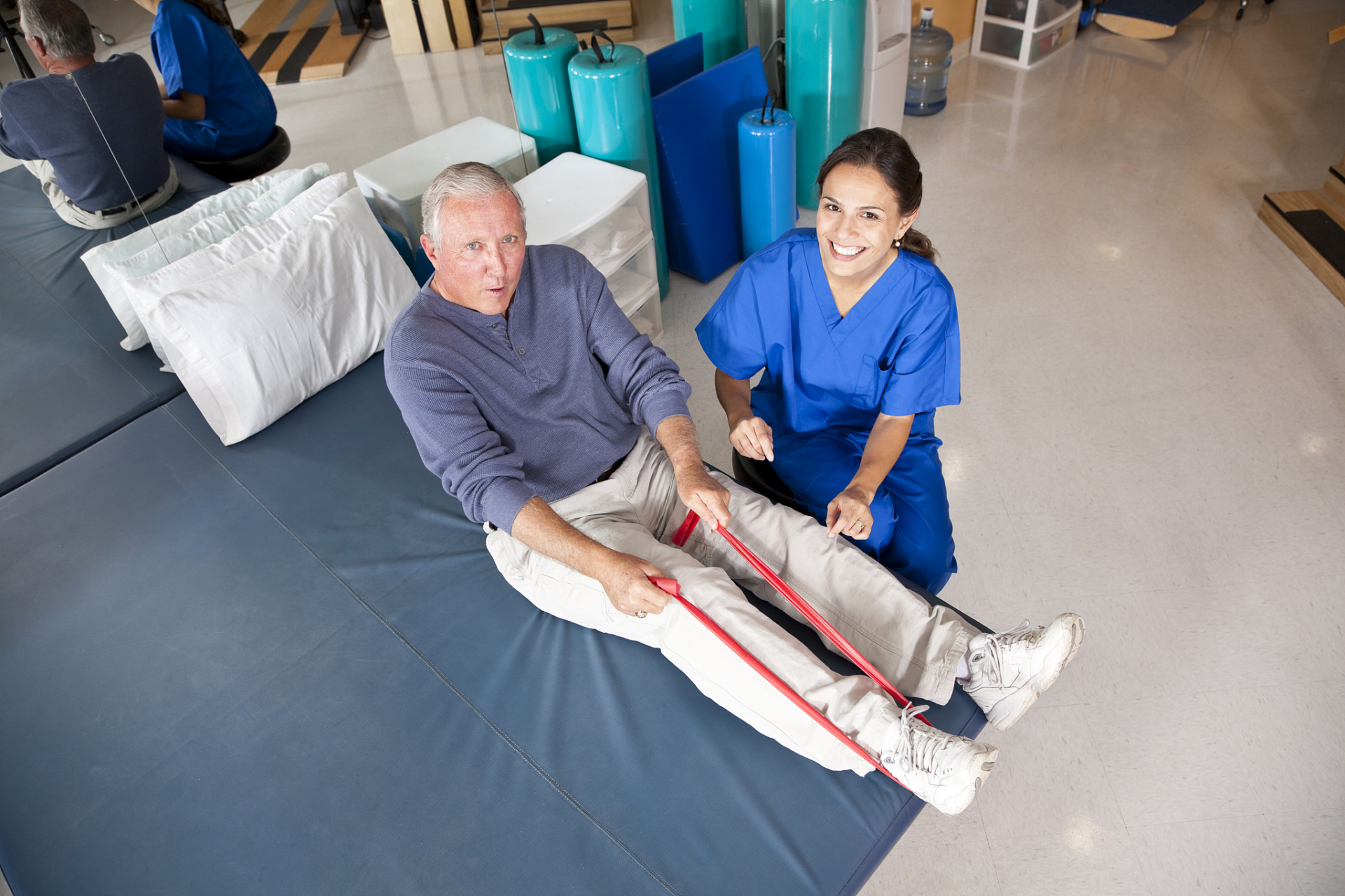 脑梗偏瘫正确康复训练#  脑梗偏瘫后,使用弹力带做勾脚绷脚训练可以