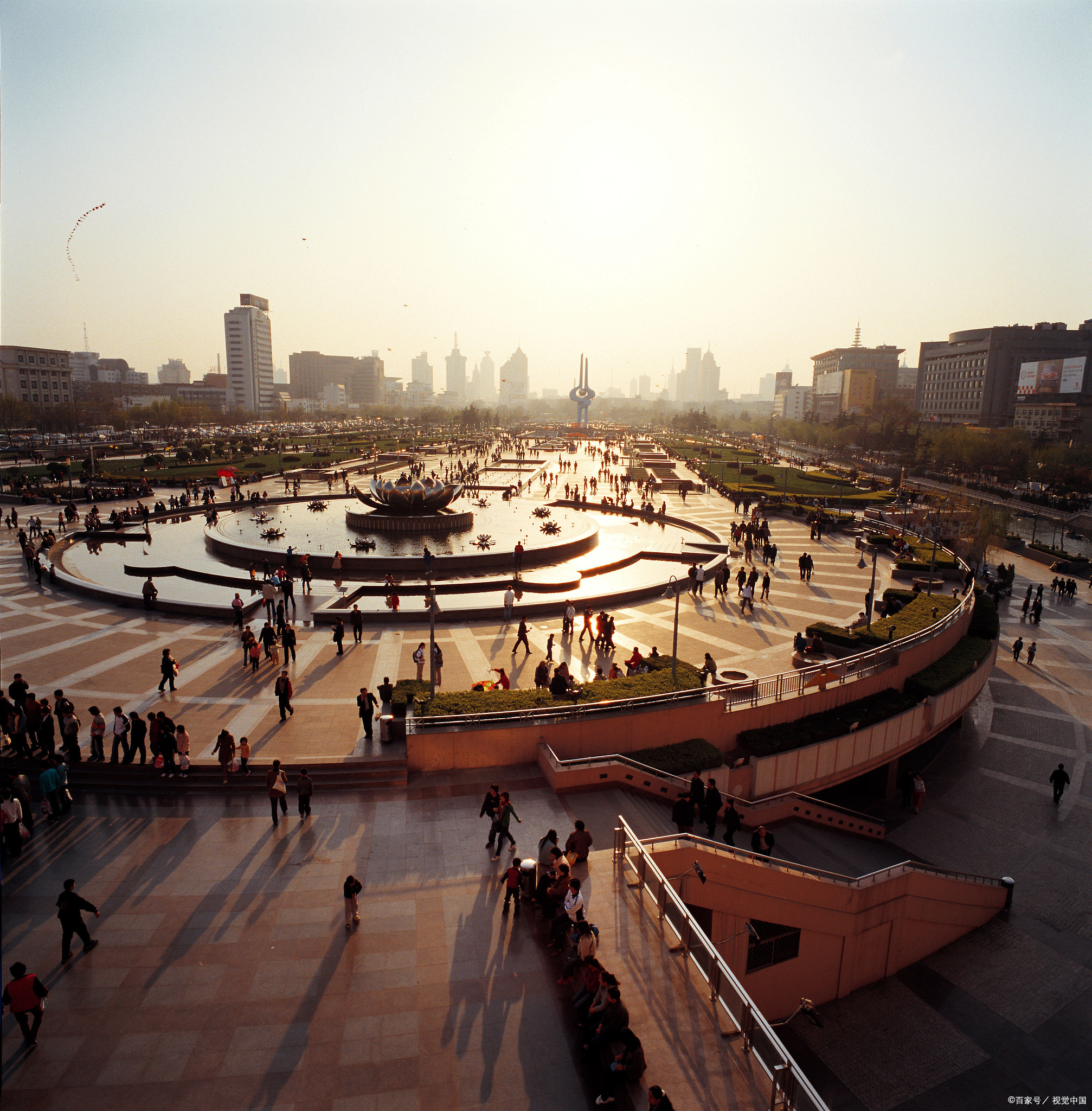 太原市中心五一广场的巨型花篮,咸阳老街的百种面食盛宴,黄岩石窟的