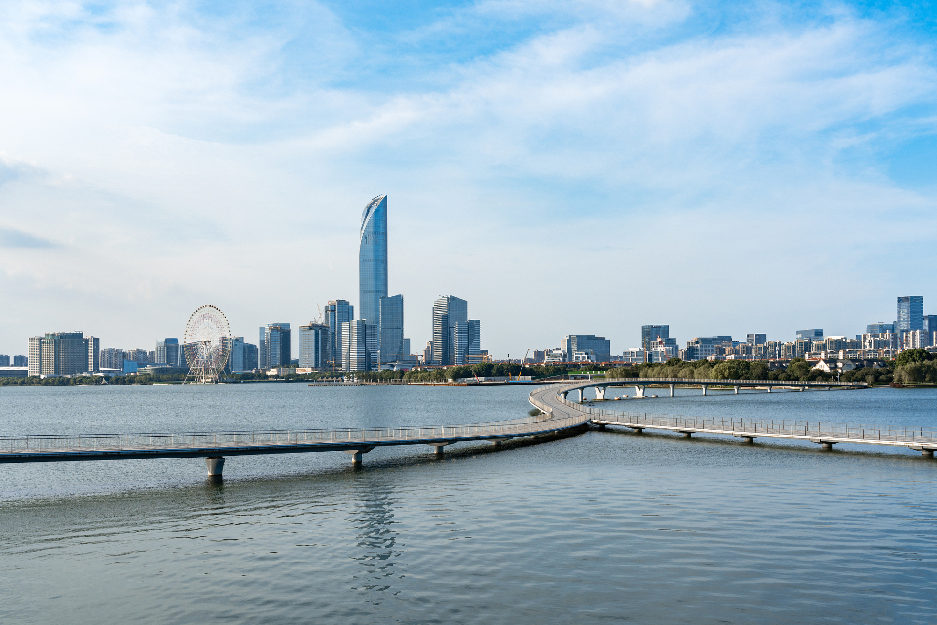 南京百家湖,位于江宁区,是第一大湖.湖心横跨一千米的白龙桥壮观独特.