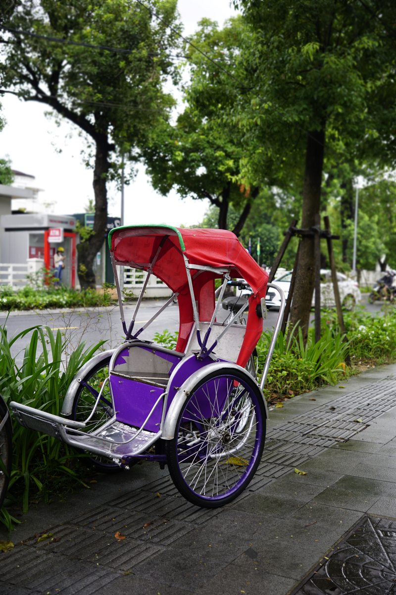 天花板竟然掉下一辆三轮车,司机被紧急送医!