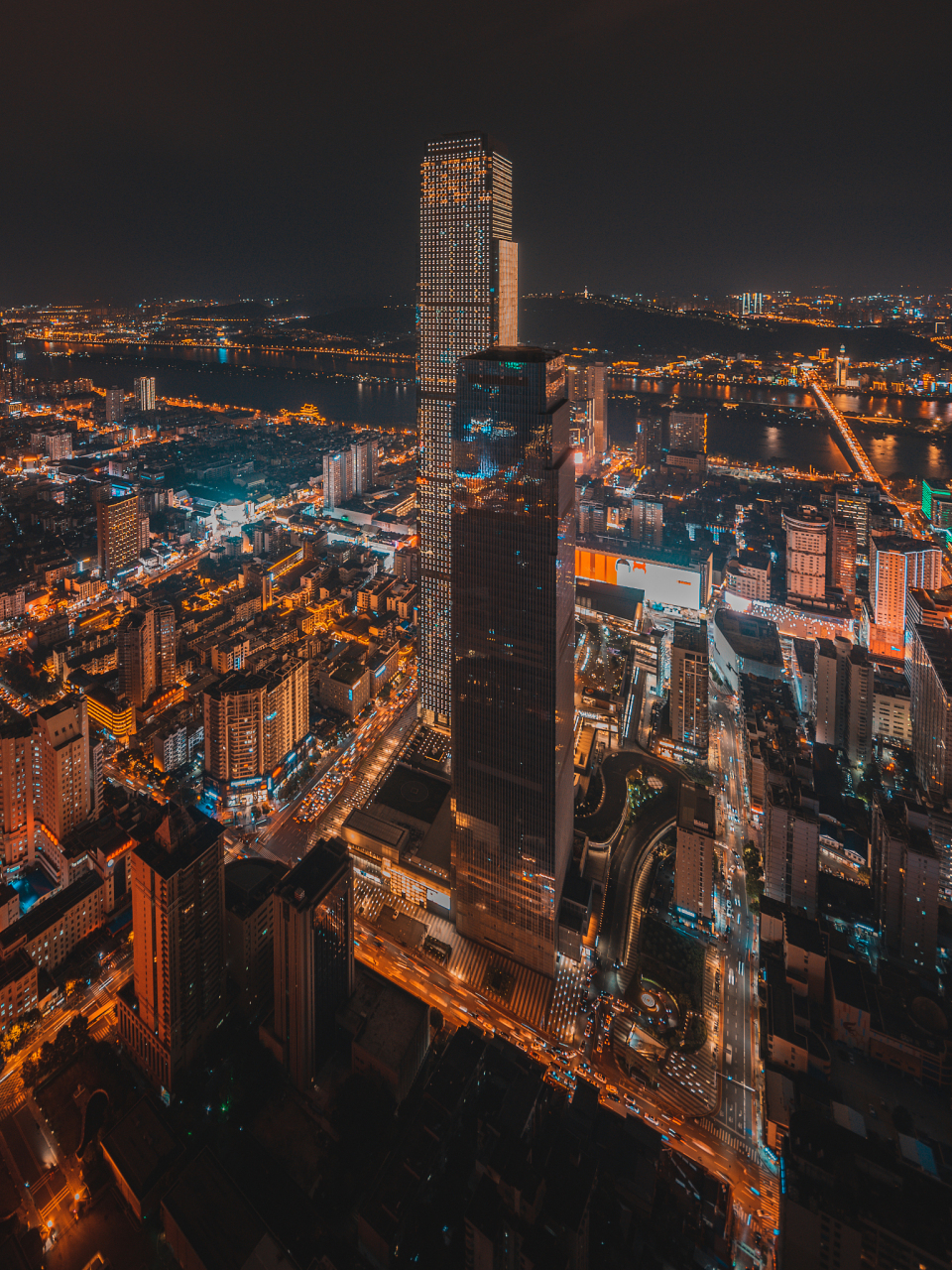 长沙夜经济指的是在长沙市城市经济中,以夜宵,夜演,夜景,夜购和夜宿为