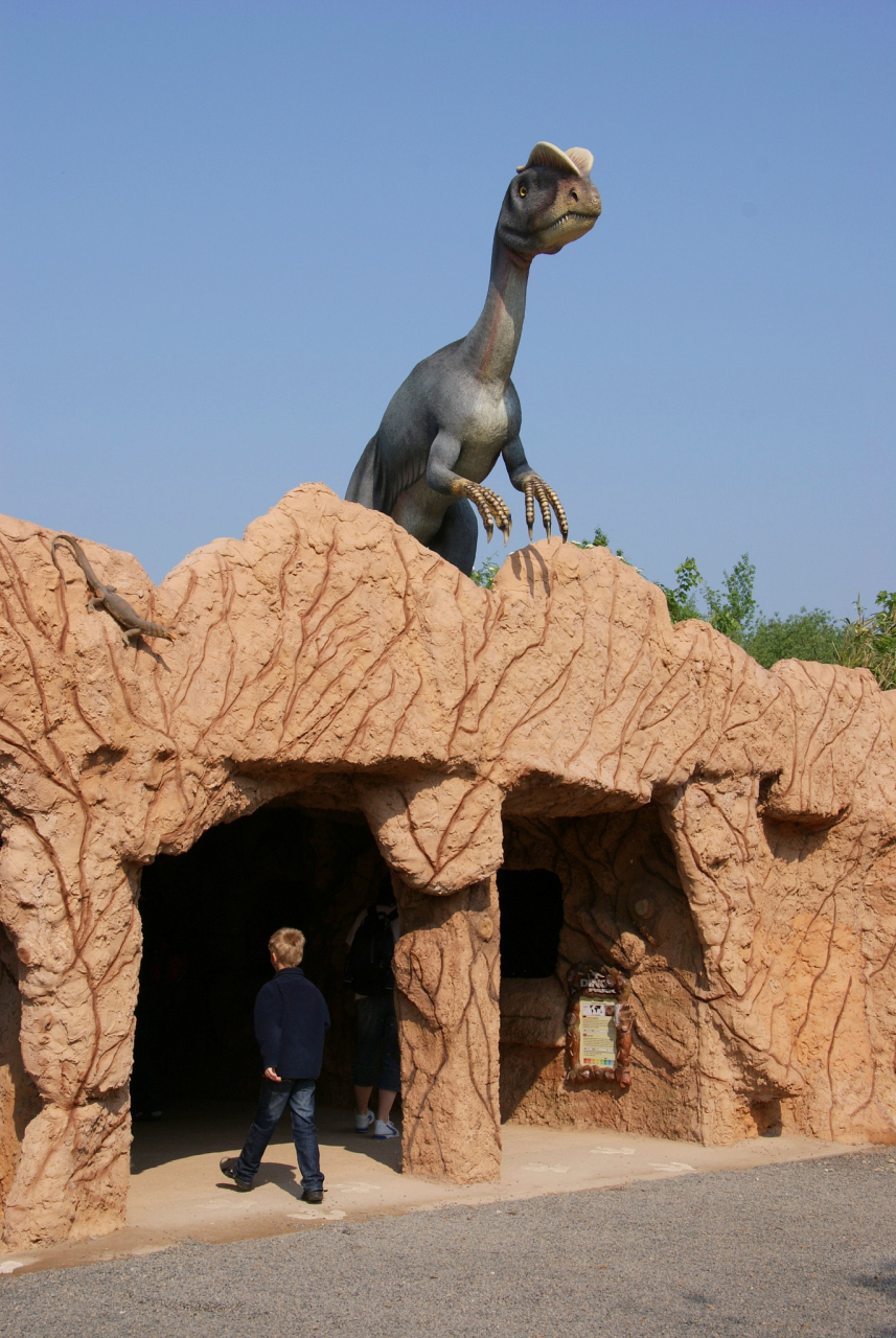 南阳西峡恐龙遗迹园:位于河南省南阳市西峡县,是一座以恐龙蛋化石群为