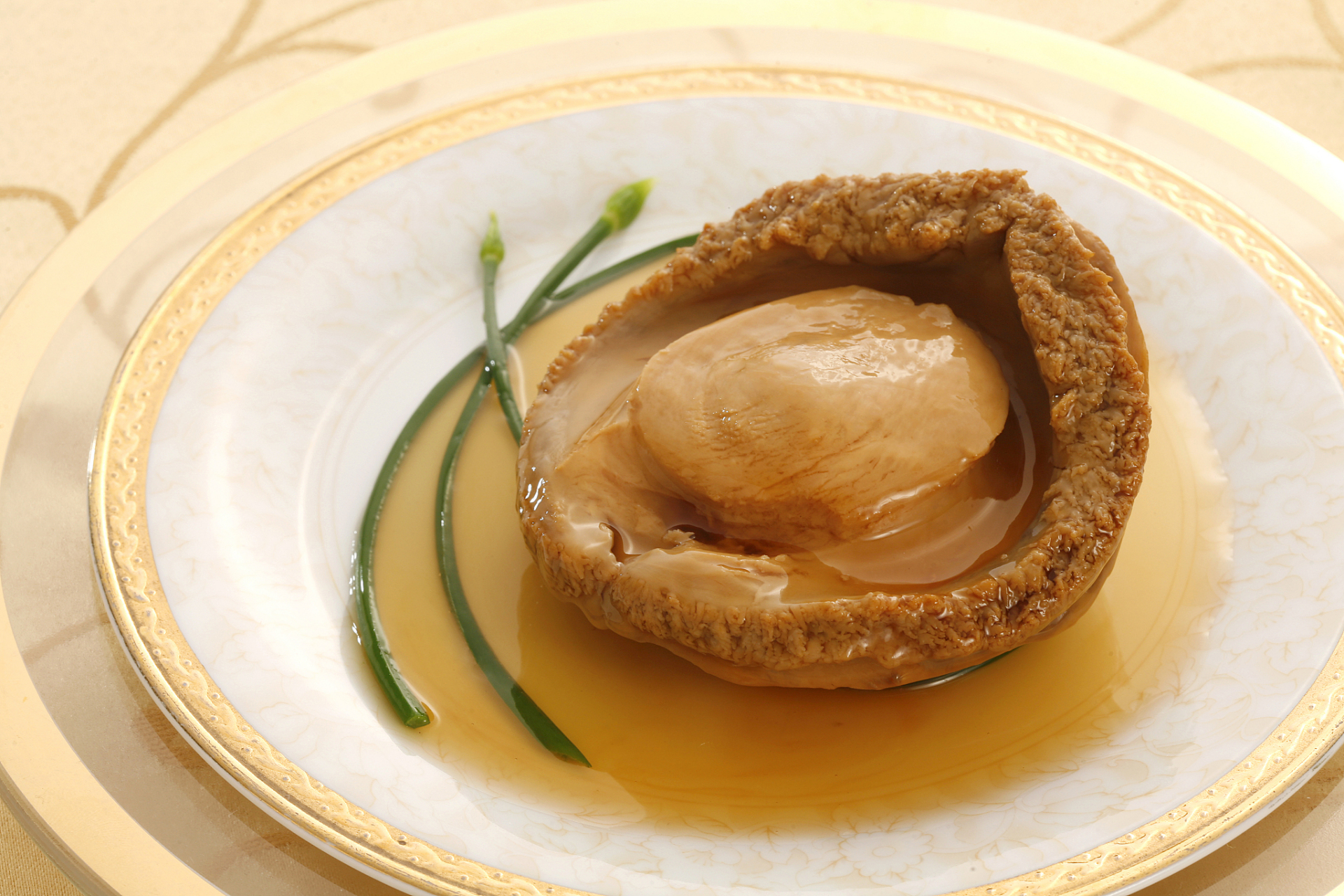 有一道独特的美食,它的名字与广州的历史紧密相连,它就是阿一鲍鱼