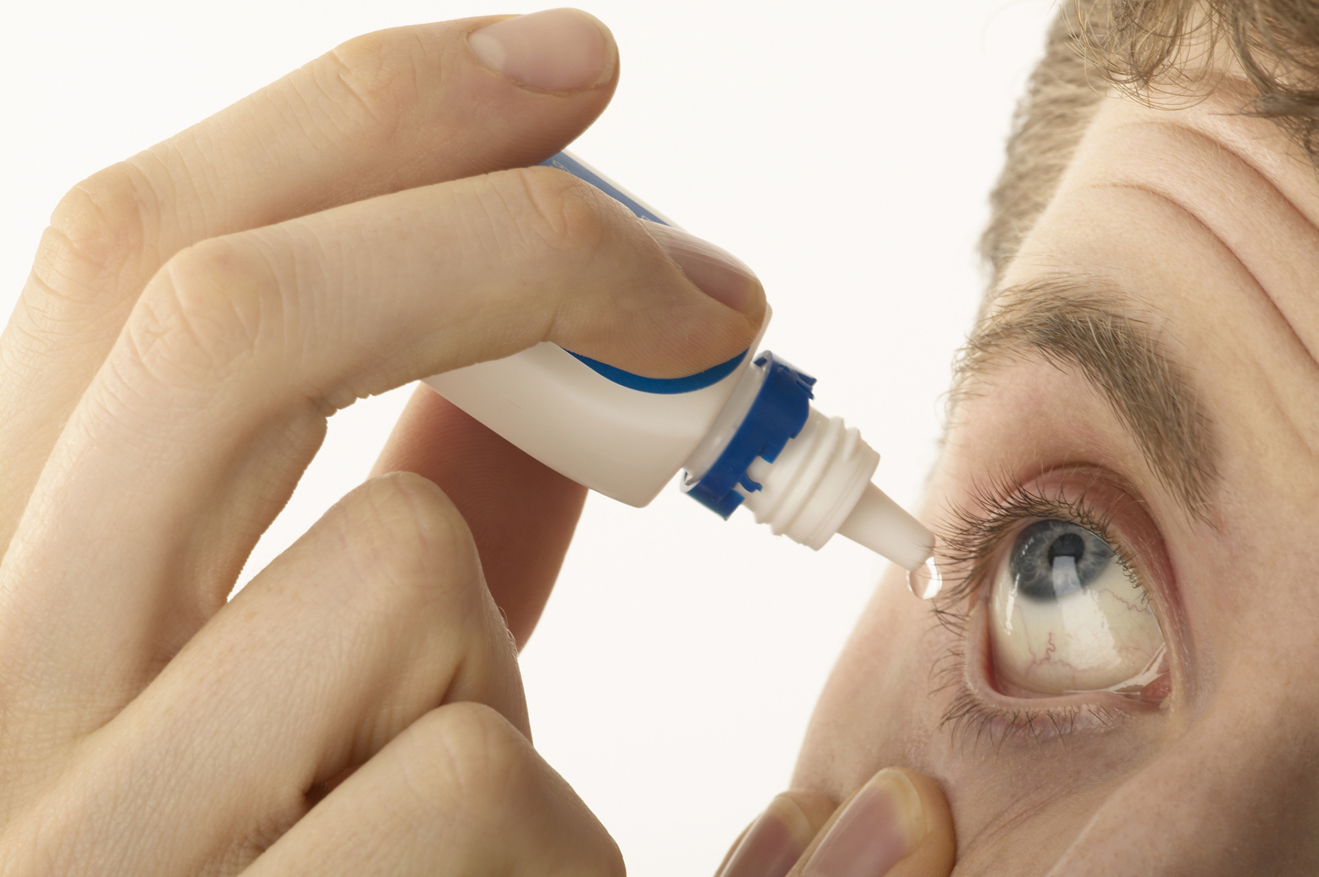 你滴眼药水的姿势是正确的吗?一些偏差可能会有反效果.