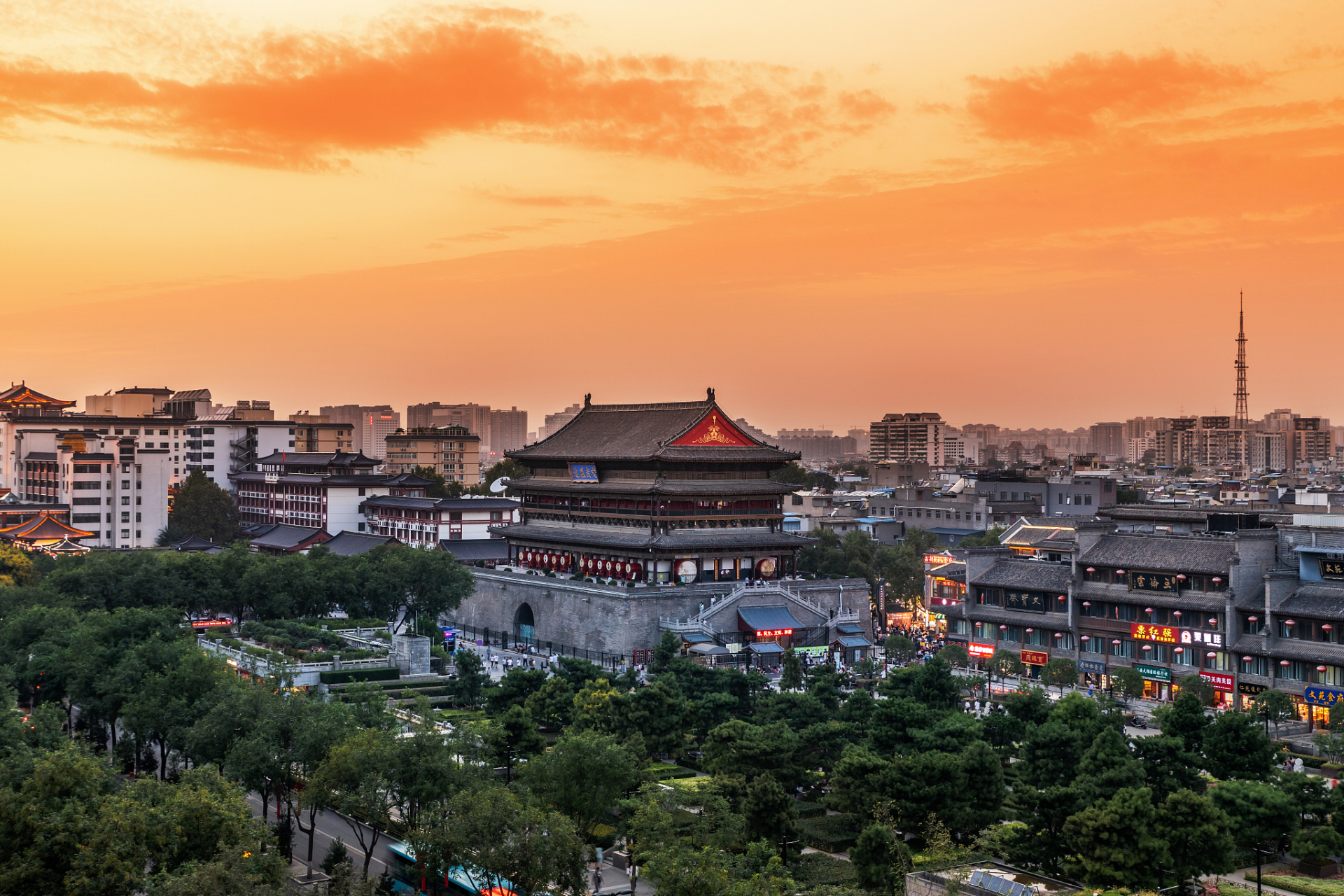 晨钟暮鼓!闻钟而作,听鼓而息.