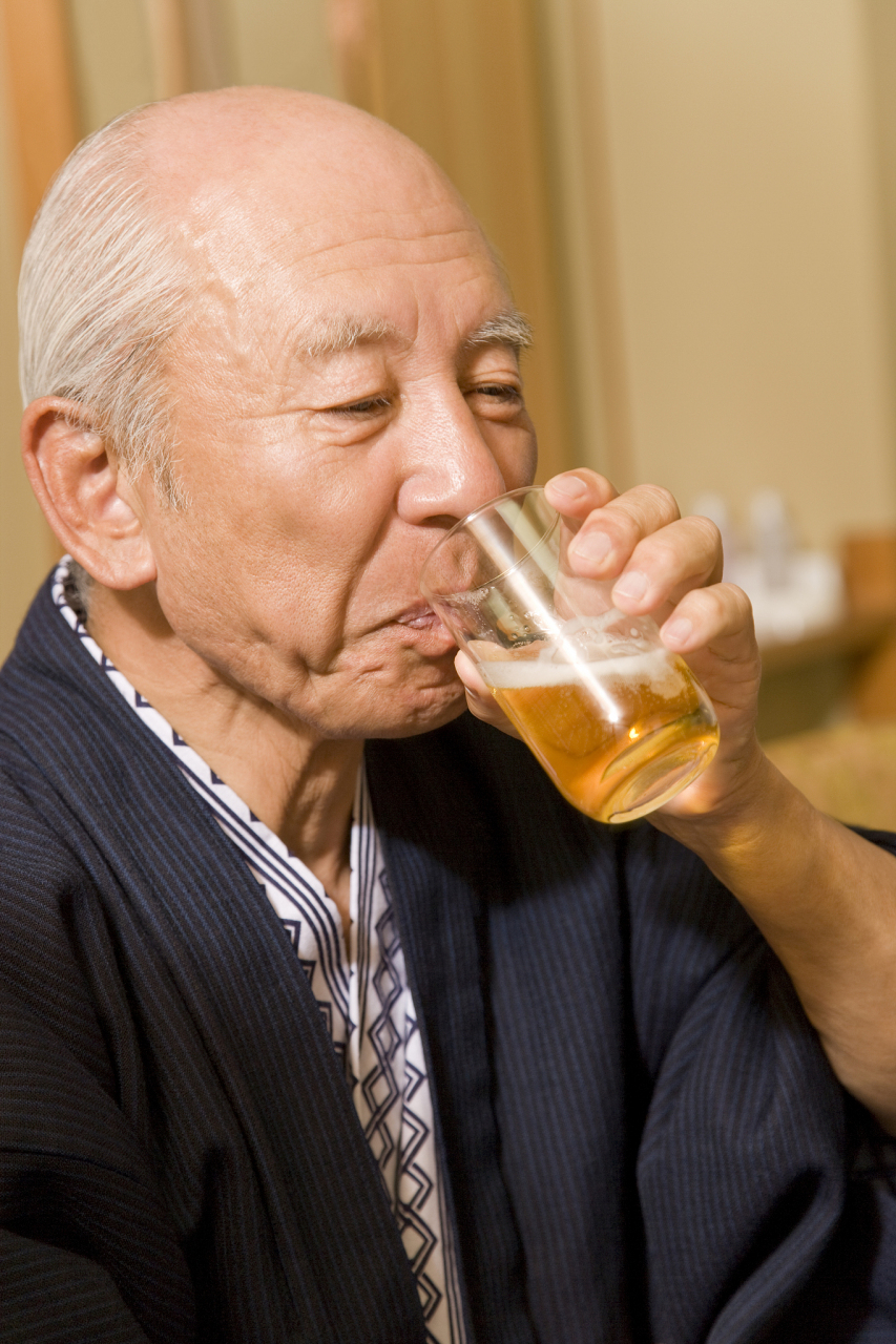 老头子喝酒的图像图片