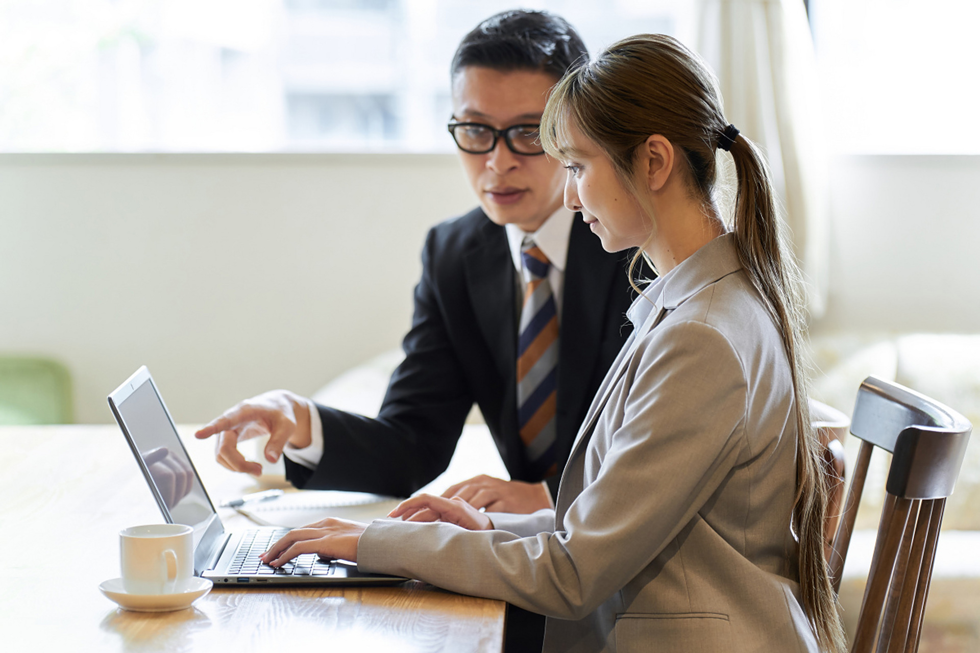 职场跟随是一种有意识地学习和成长的过程,通过跟随他人的领导,指导或