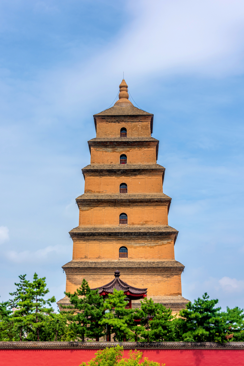 大雁塔位于陕西西安南郊的大慈恩寺内,是唐代四方楼阁式砖塔.