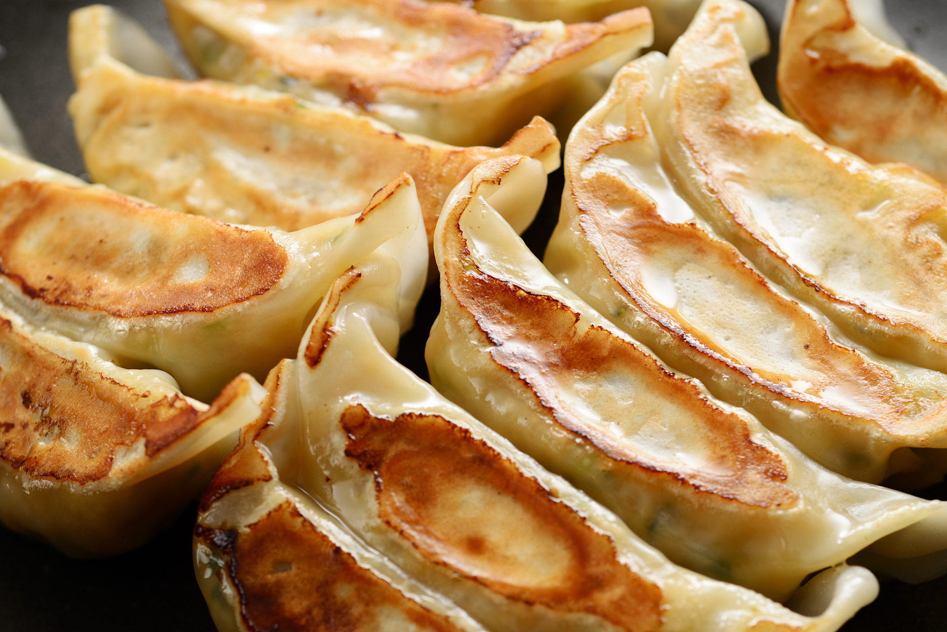 在安徽美食文化中,肥叔锅贴占据了举足轻重的地位.