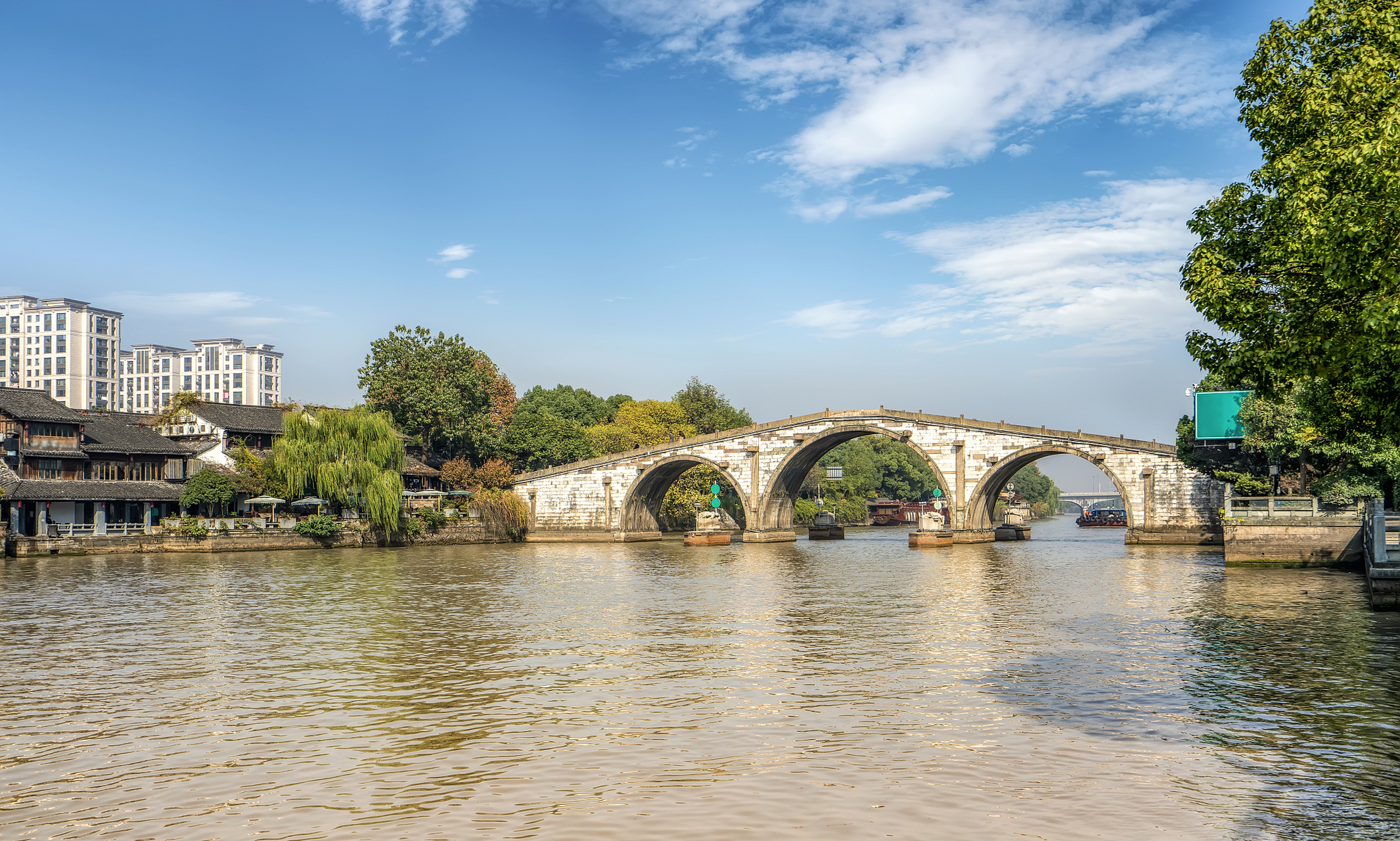 在亚运会期间,来到杭州著名的运河景区——京杭大运河.