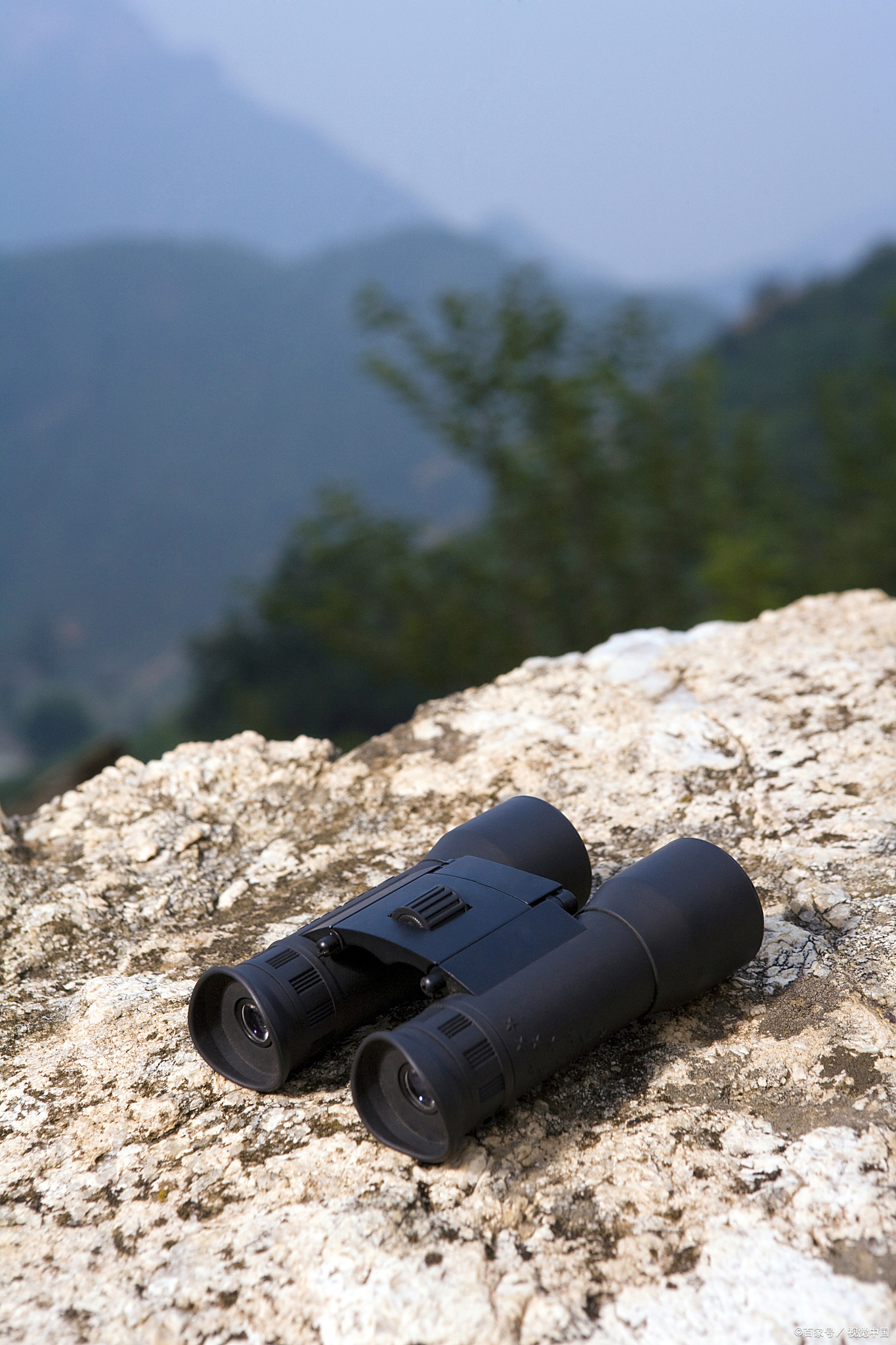 这个范围内的望远镜既能提供适当的放大效果,又能保持相对宽阔的视野