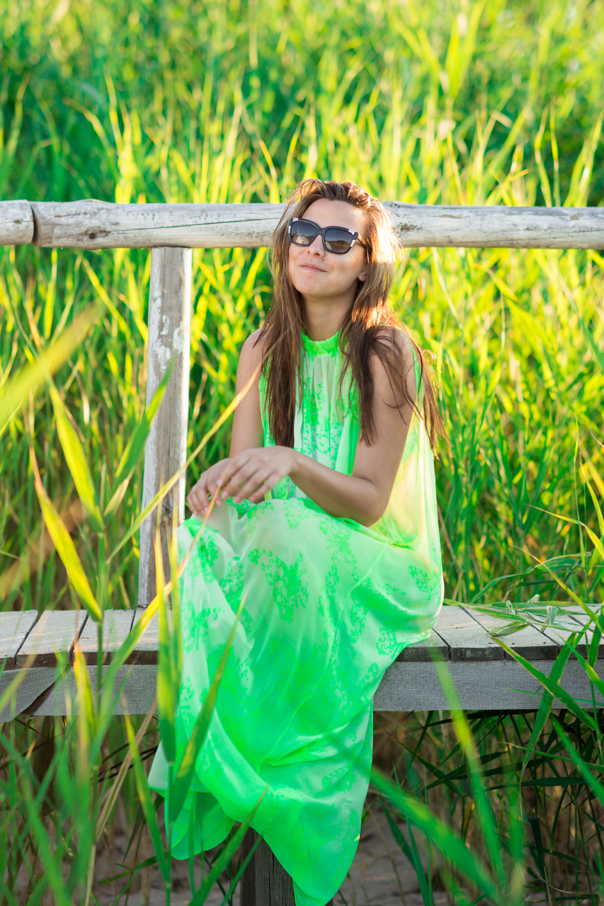 读英语单词,分辨绿色和灰色[心] colour	n.   v.