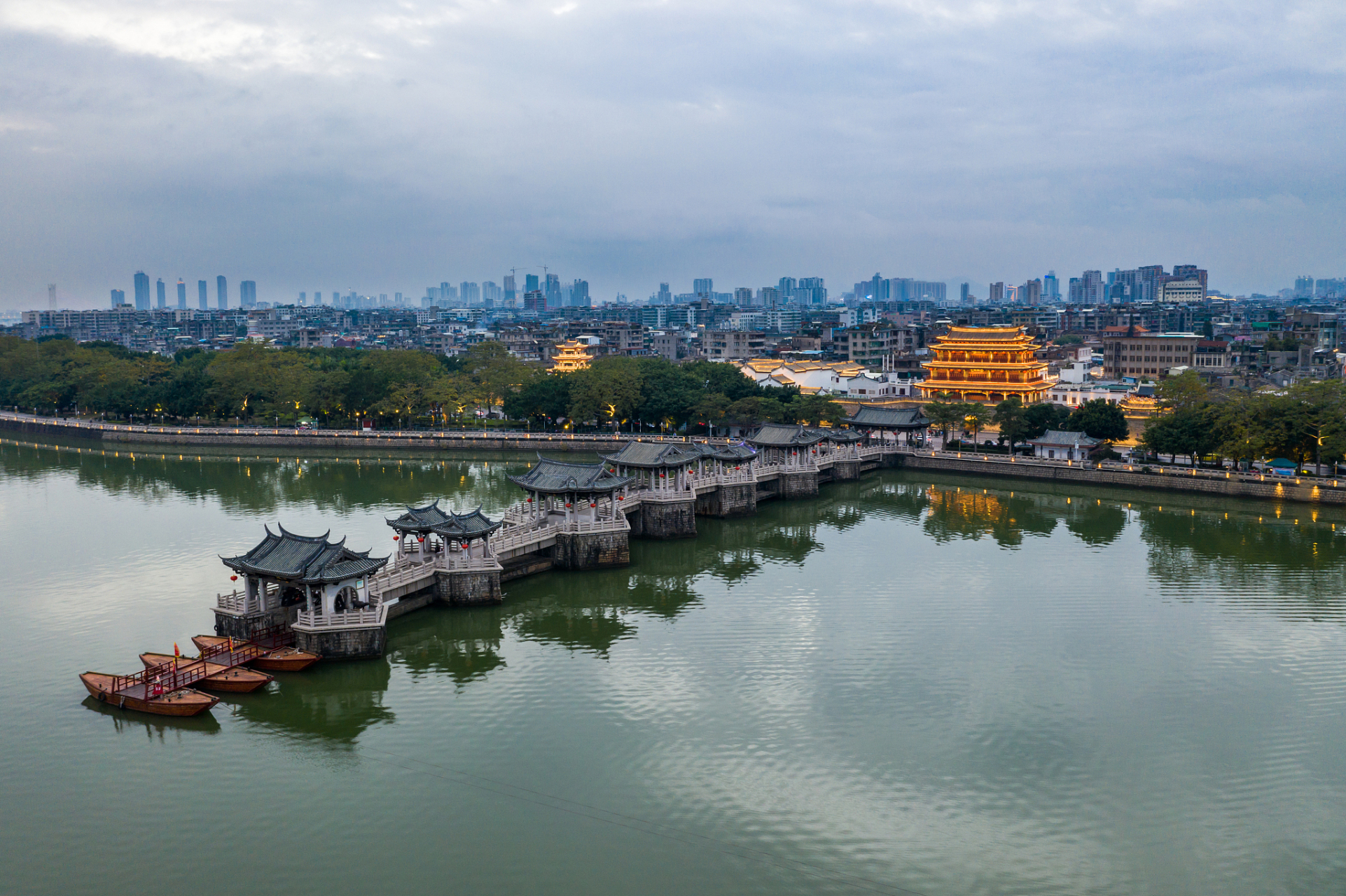 潮州·广济桥:湘子桥上的历史回响  每当提及潮州,那悠悠的韩江水畔