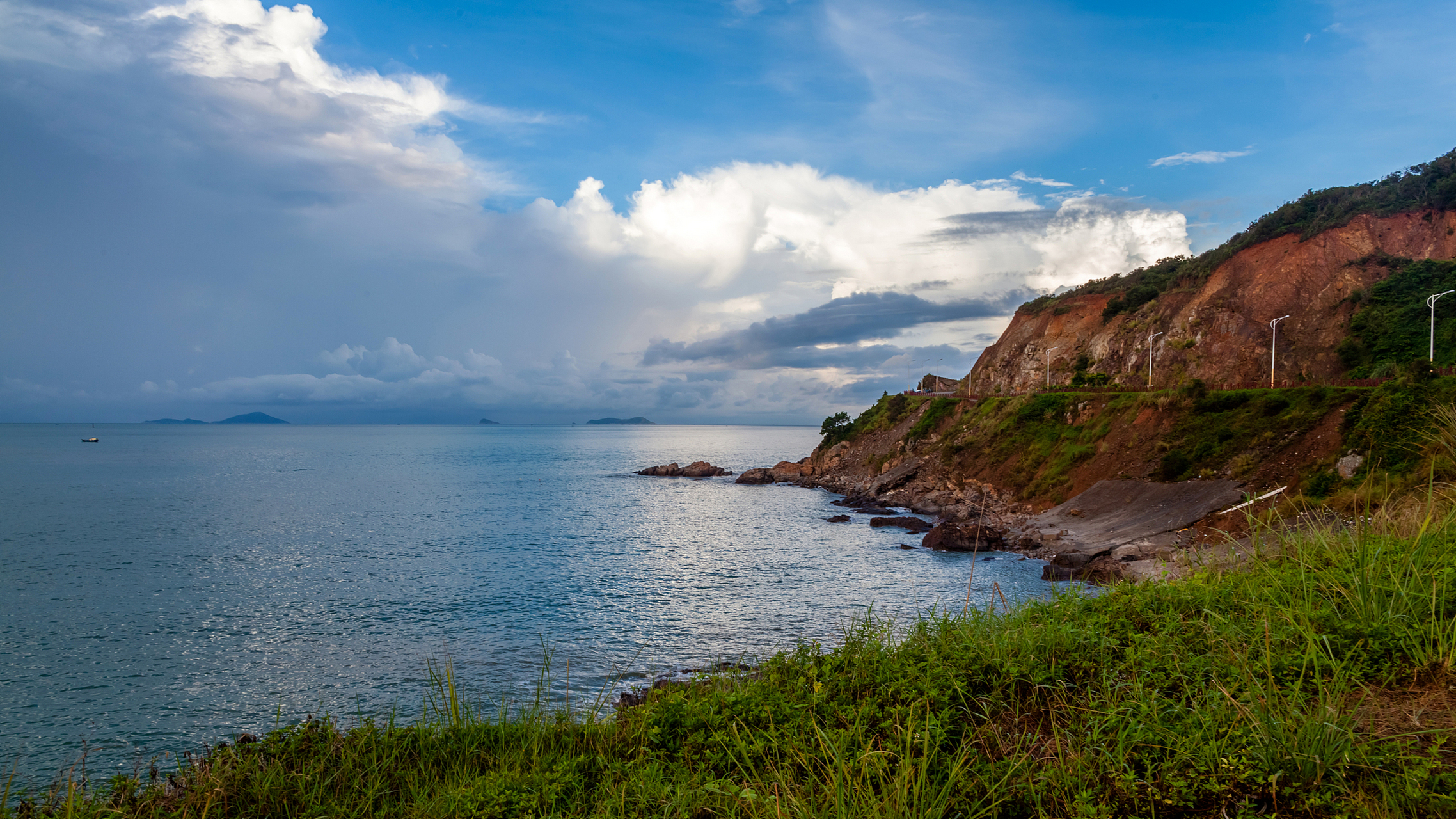 杨梅坑是一个非常美丽的海滩,有着清澈的海水和细软的沙滩,让我感觉