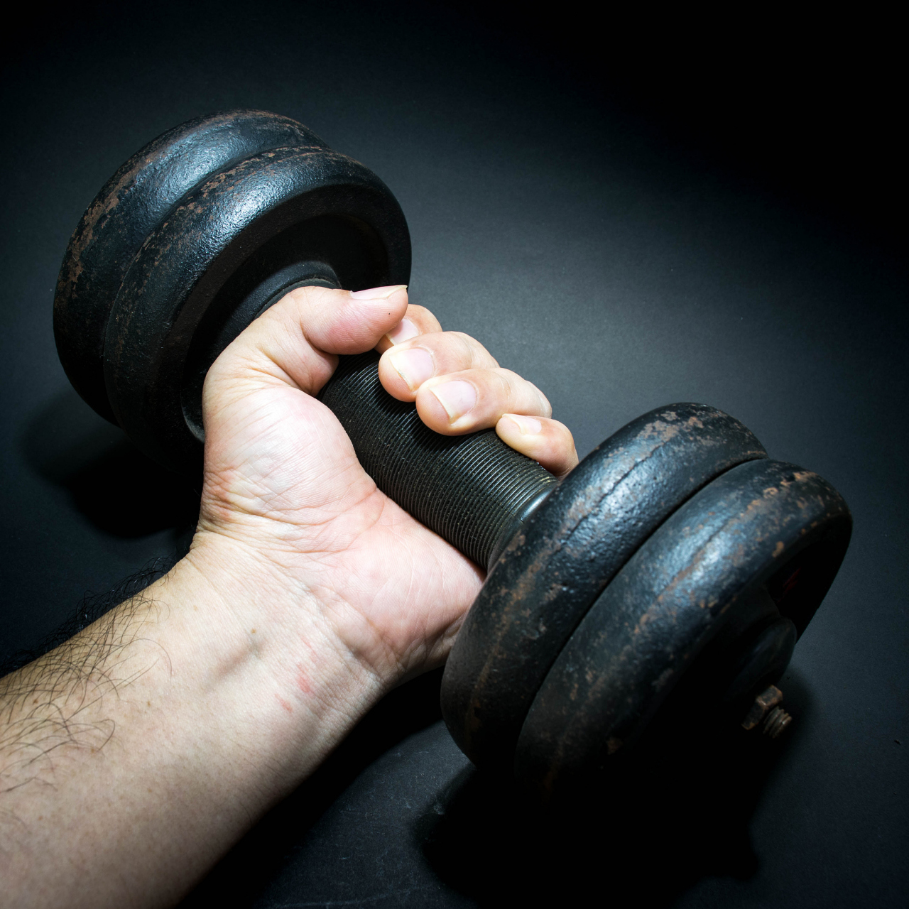 健康经验笔记# 哑铃卧推和杠铃卧推是健身训练中常见的两种动作,它们