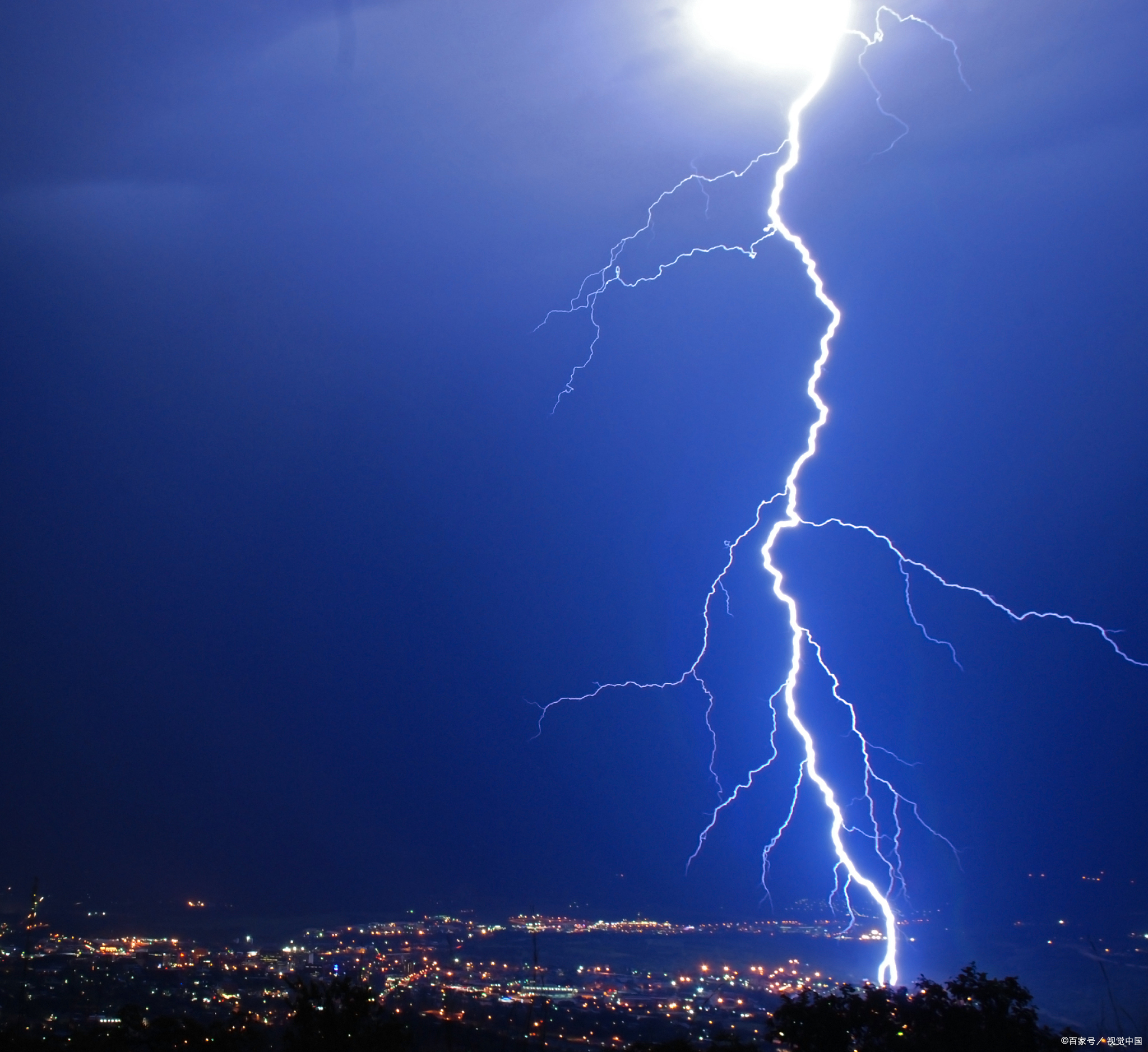 一夜暴雨暴雷,世界仿佛被重新洗礼 难道是年纪大了?