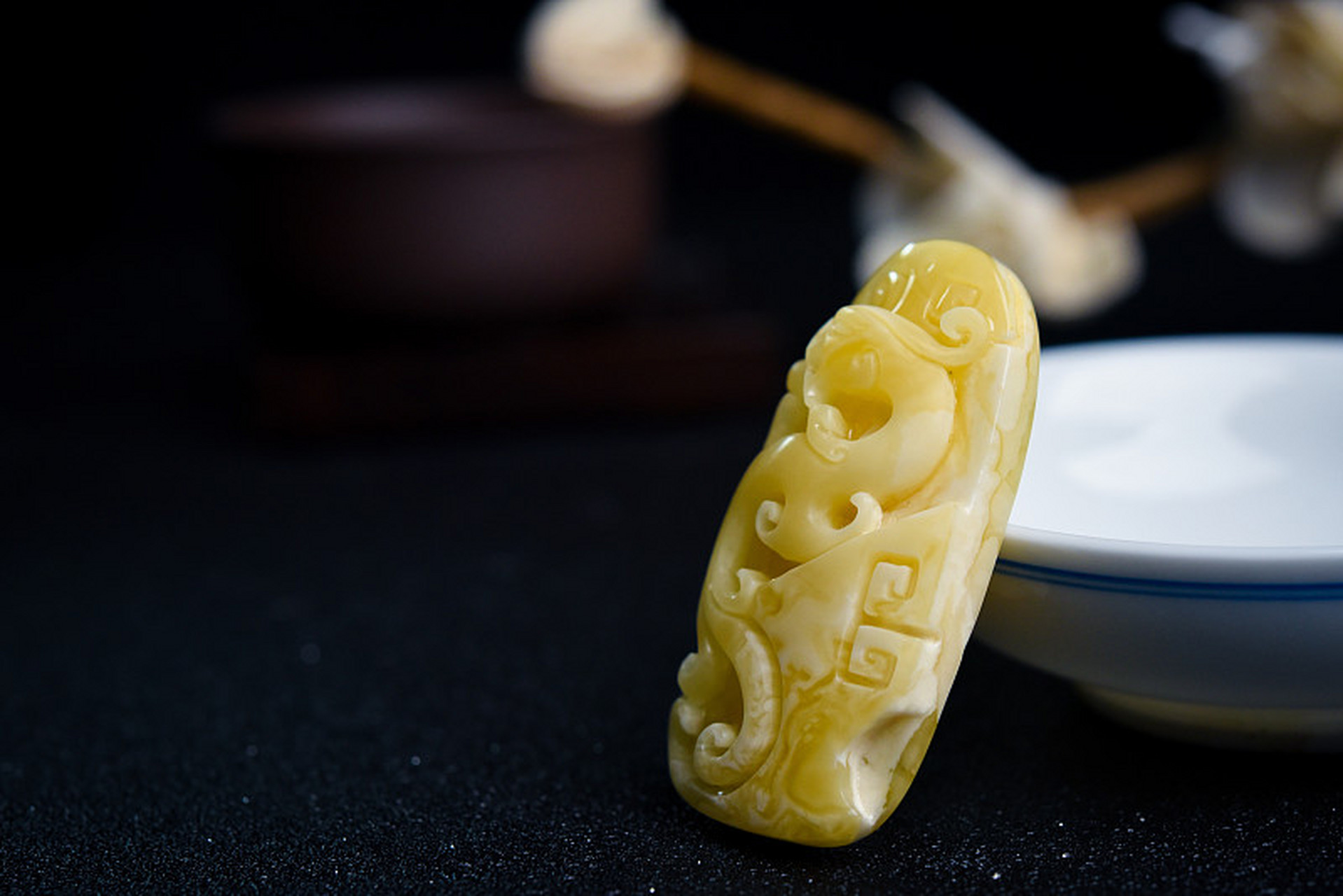 [原文:你知道佩戴金丝玉无事牌有.