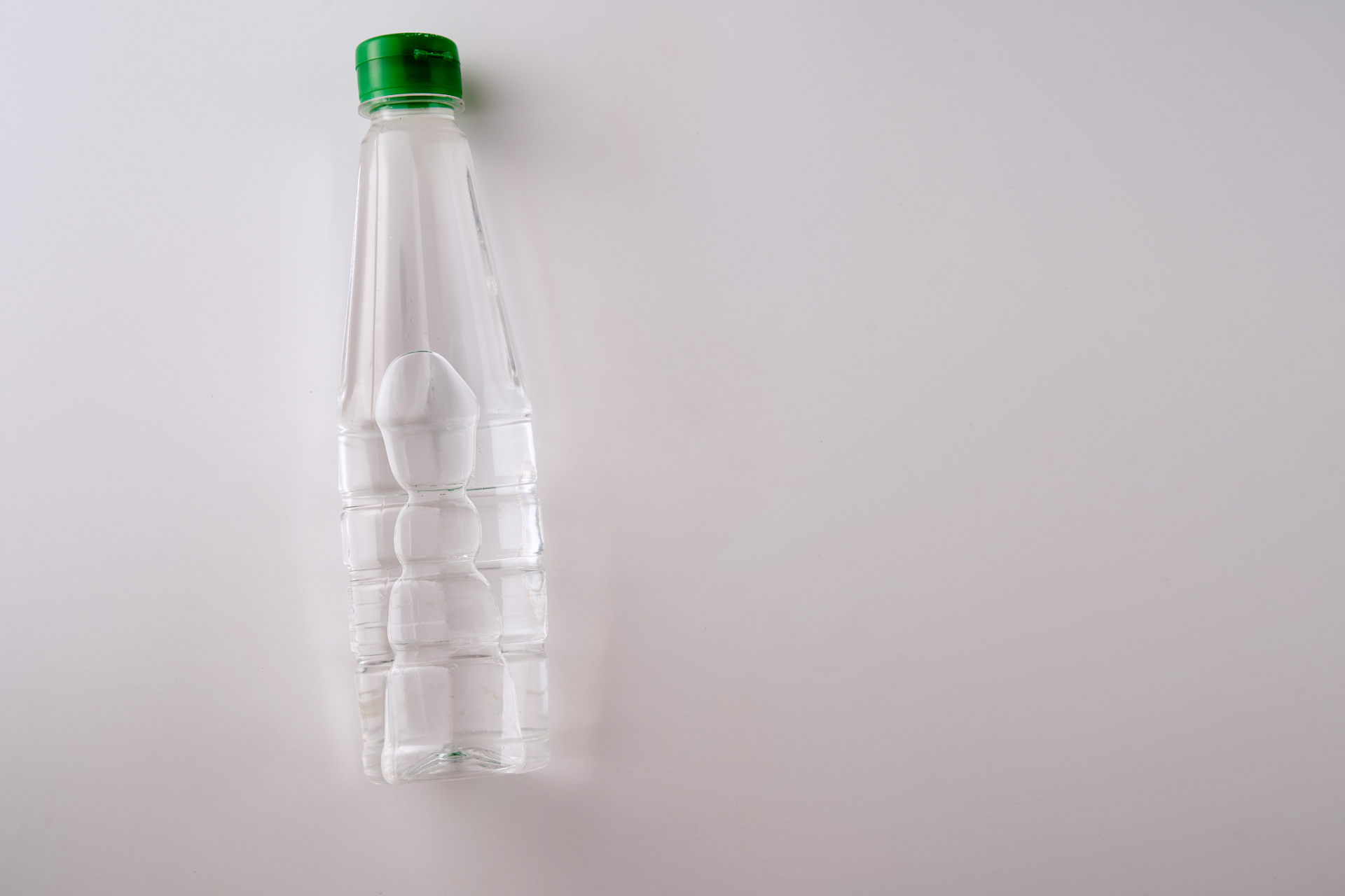 然而,当我们提及它的性质时,一个常见的疑问便浮现出来:白醋究竟是