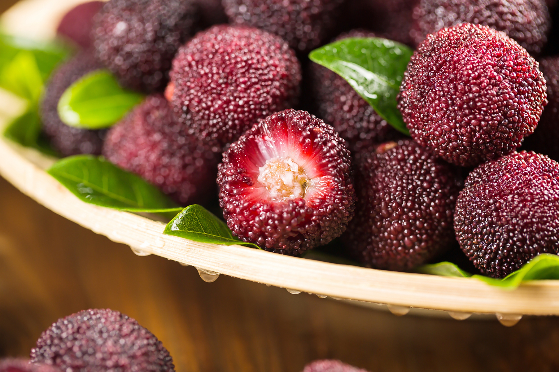 东魁杨梅是产于浙江省台州黄岩东岙村的一种杨梅品种,因果特大而著称.