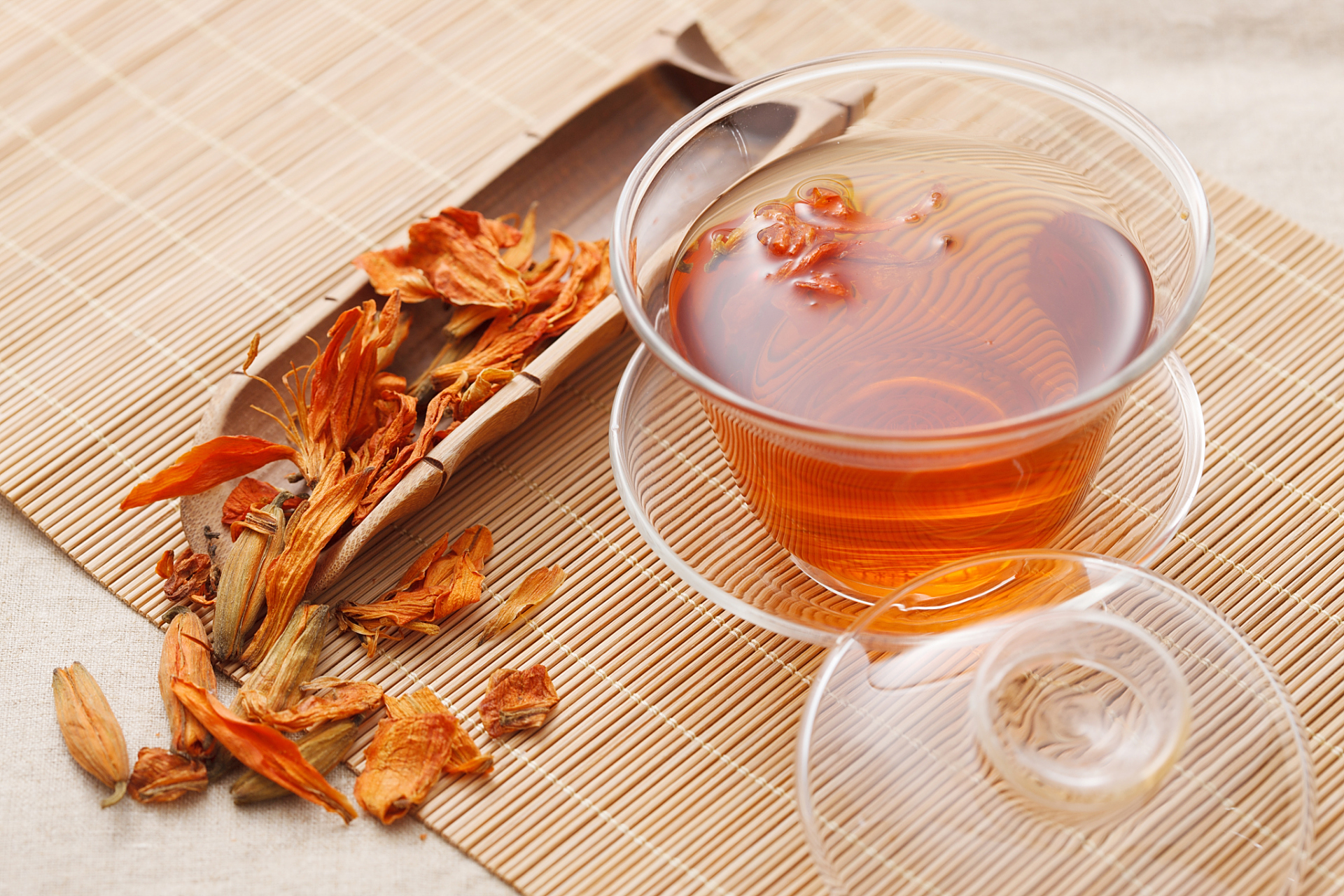 针对早晨起床嘴里发苦,舌苔黄腻的问题,推荐喝决明菊花茶.