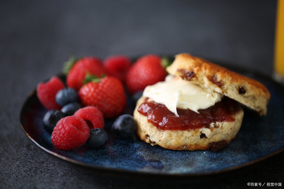 当食堂的香气扑鼻而来,我不禁停下脚步,被那诱人的味道所吸引.