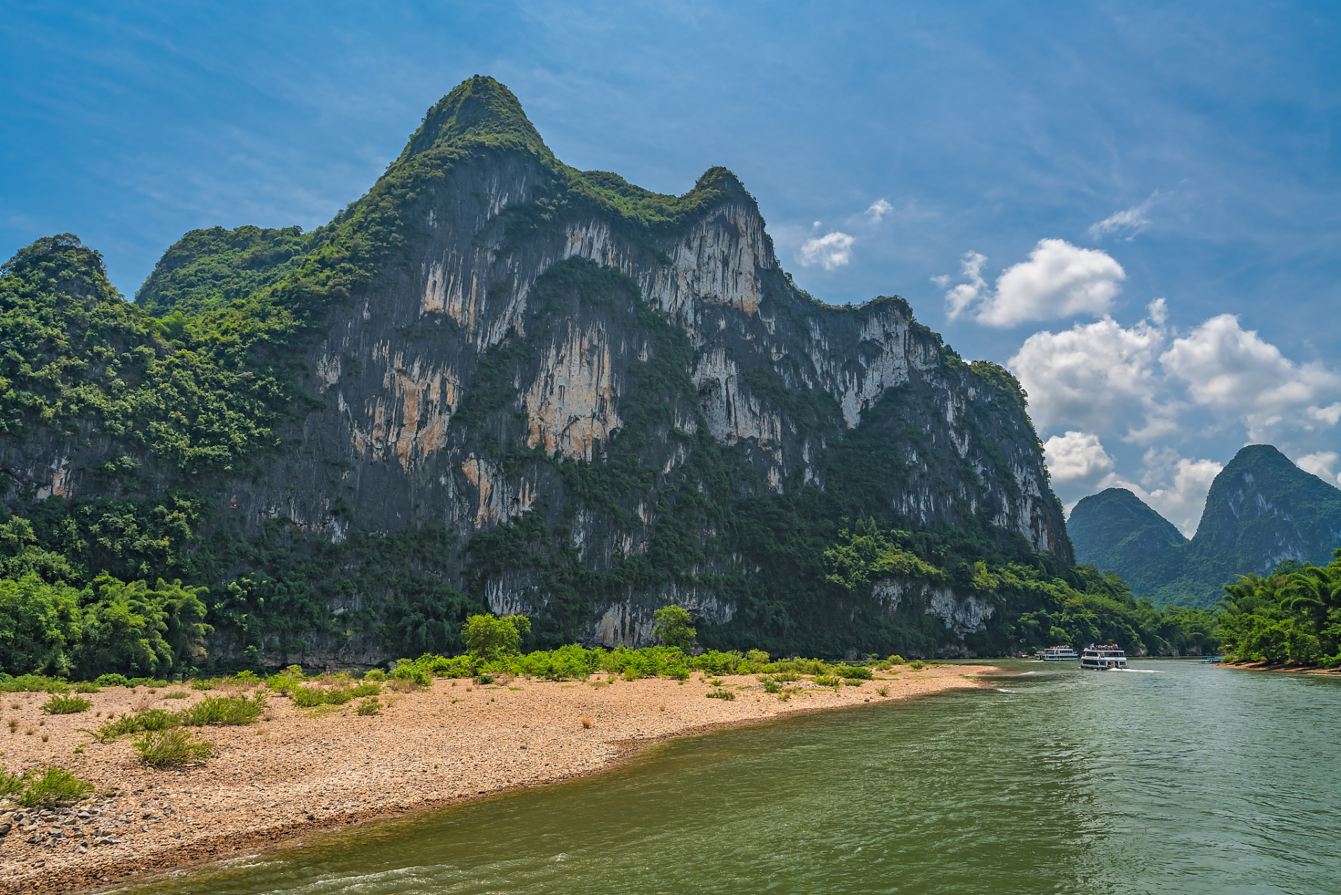 九马画山是桂林漓江著名的景观之一,在这里的江面就像是转了一个镰刀