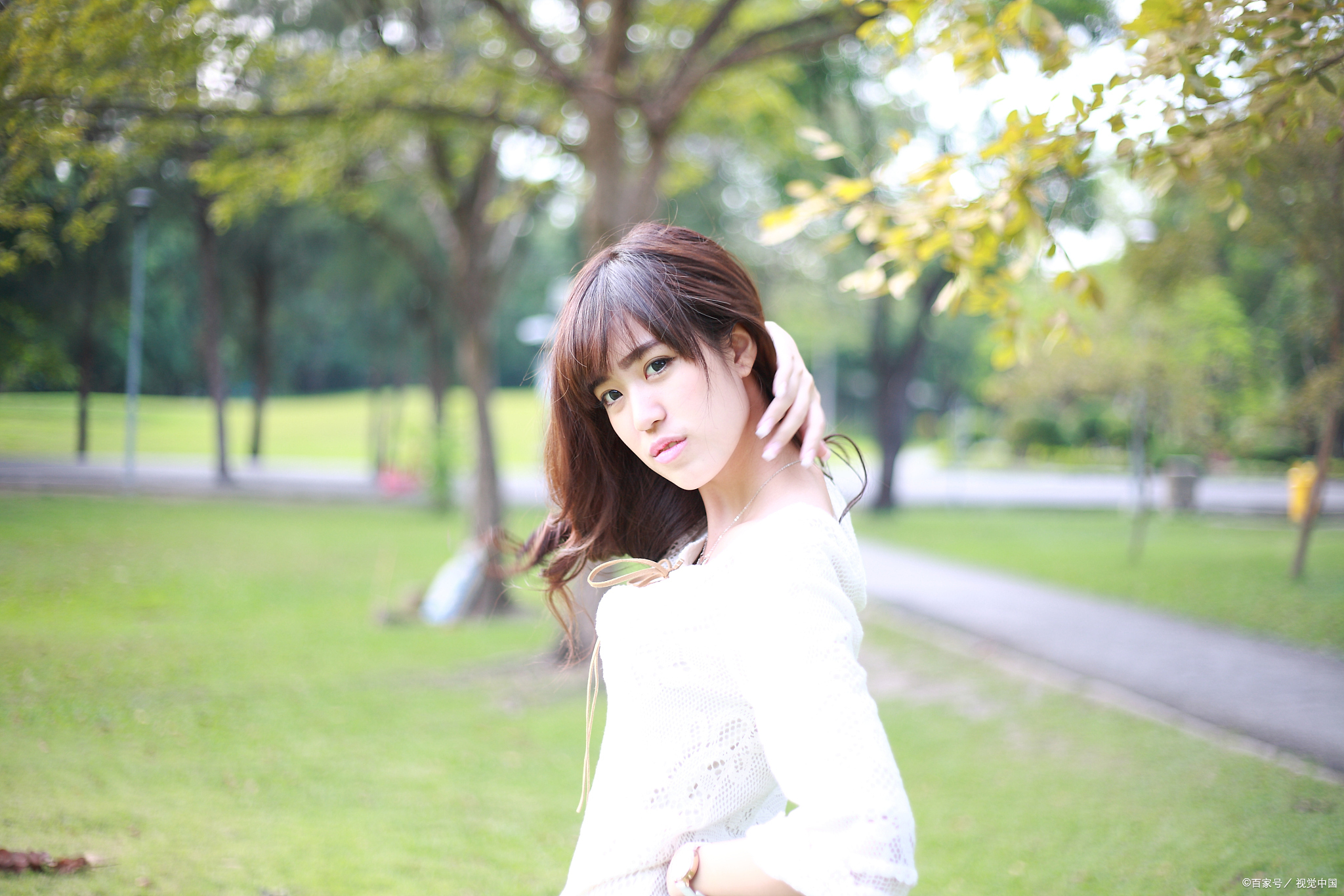 一天,我遇到了她,一个活泼开朗的女生,带着迷人的微笑和一双明亮的