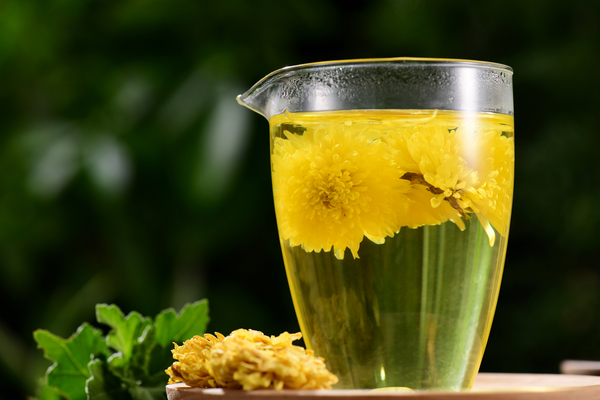 用吸管喝水 任何重复的面部动作都会导致皱纹.