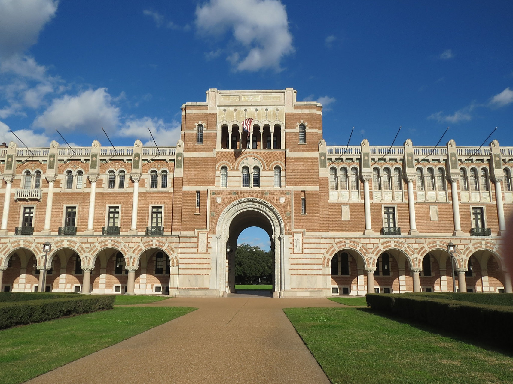 圣约翰大学,中国首个全英语授课的大学,以"光与真理"为校训.