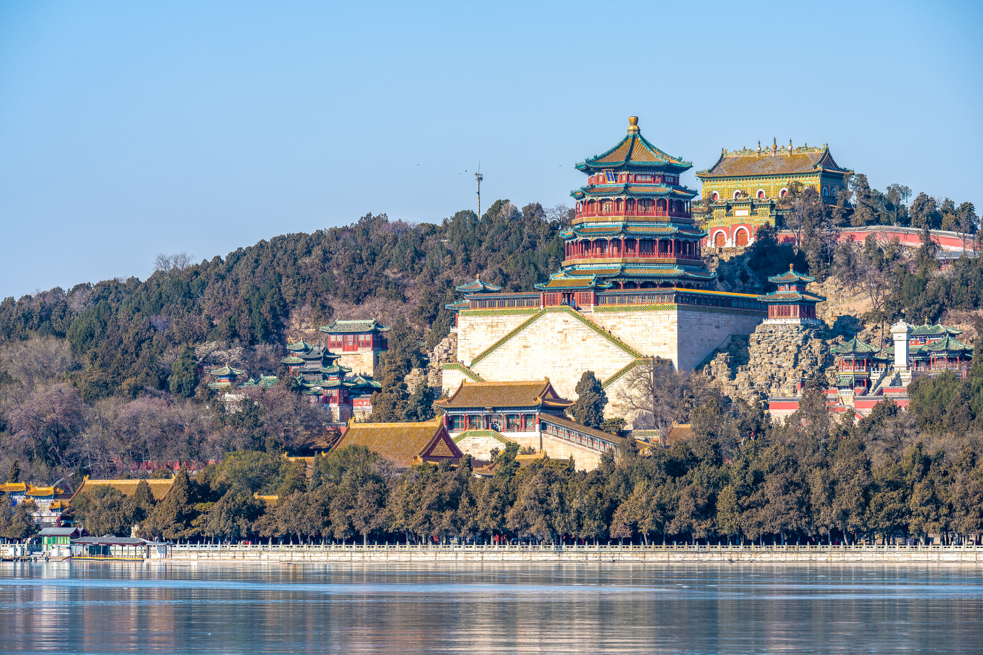 北京颐和园是中国古代皇家园林建筑的杰作之一.