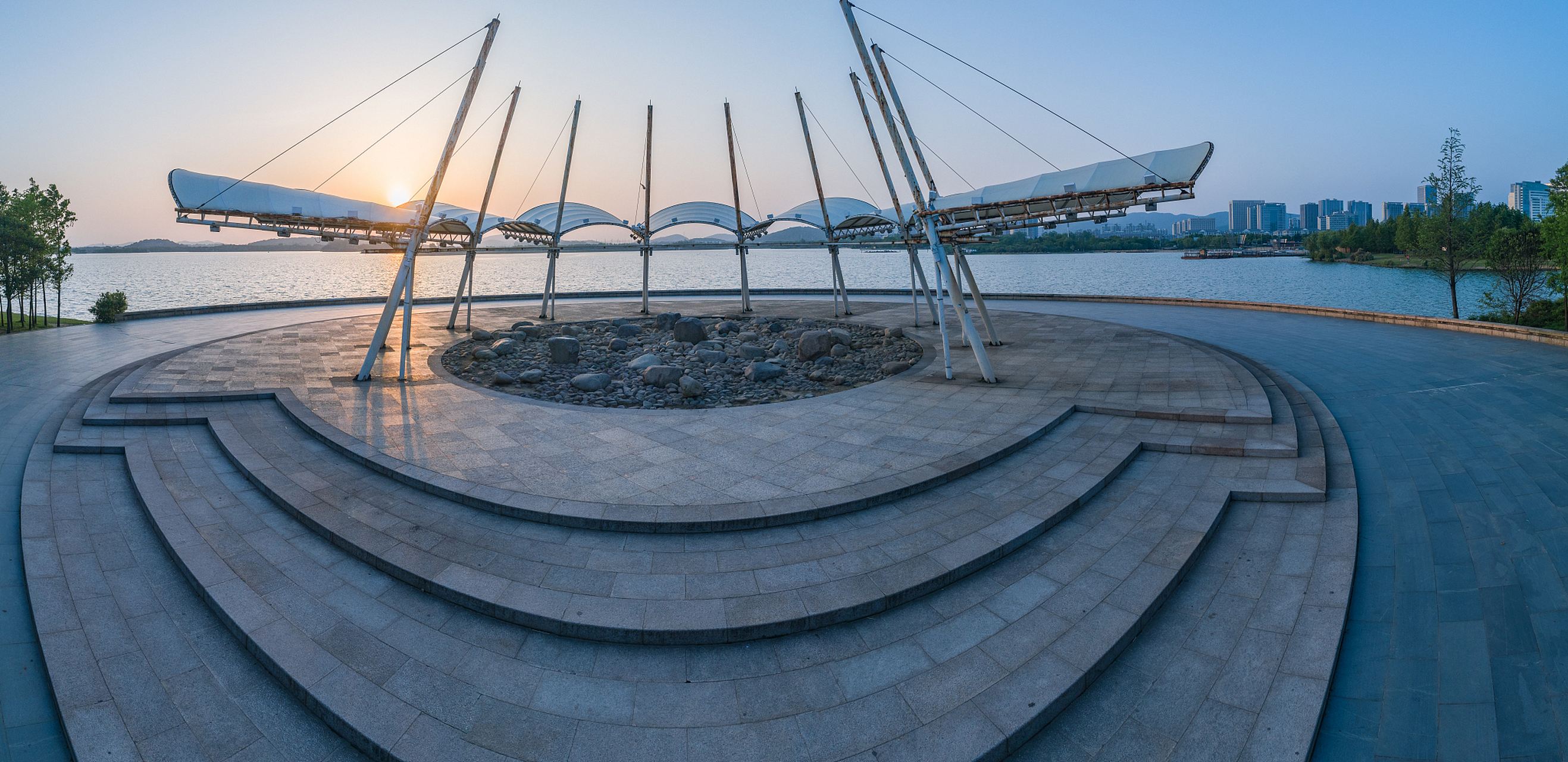 9499 汉口江滩公园位于武汉市汉口区,是武汉最著名的公园之一.