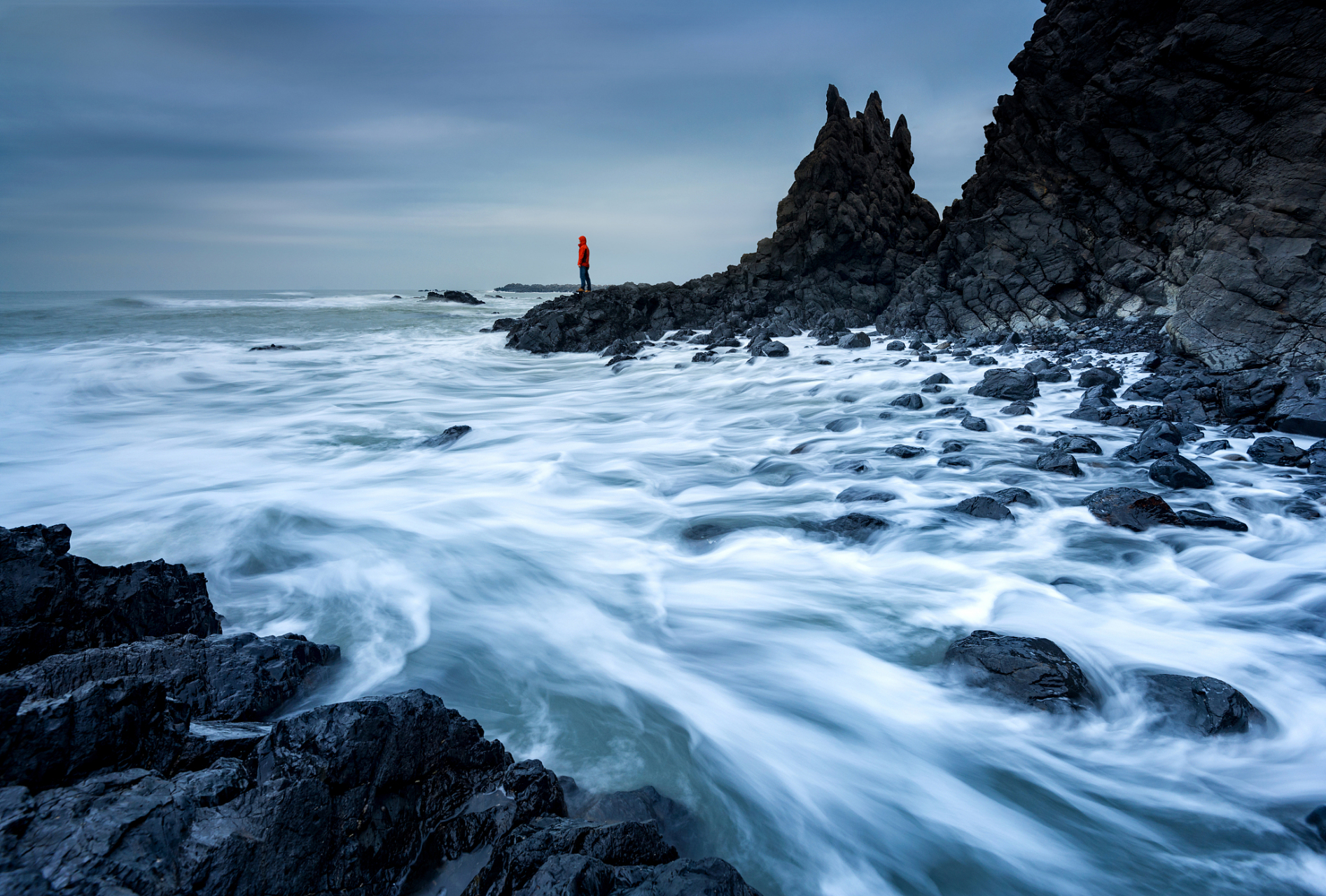 《观沧海》是曹操北征乌桓归途中,登临碣石山,俯瞰大海壮丽景象时所写