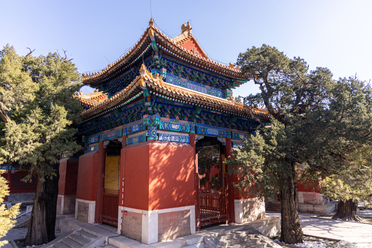 在繁华的北京城中,藏着一处千年古刹——潭柘寺.