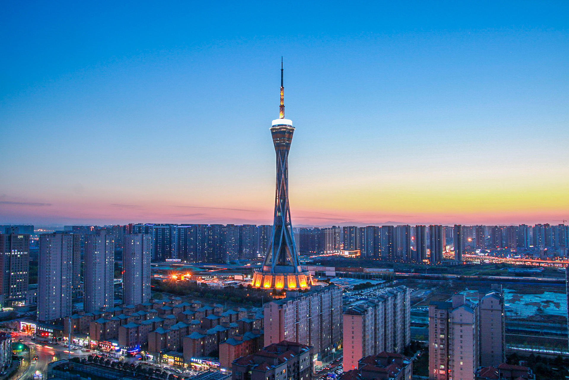 郑州中原福塔是一个标志性的建筑,位于河南省郑州市管城回族区,高度