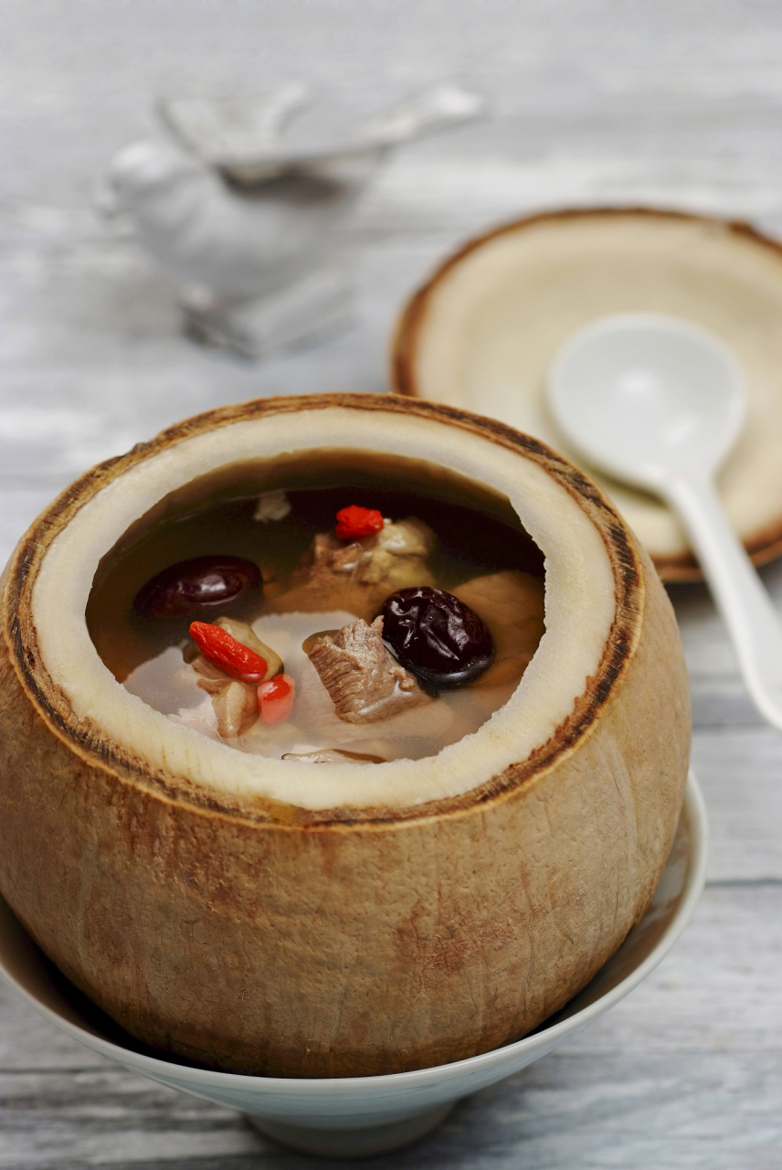椰子煲鸡汤是一道热带风味的汤品,具有降火,滋润养生的作用.