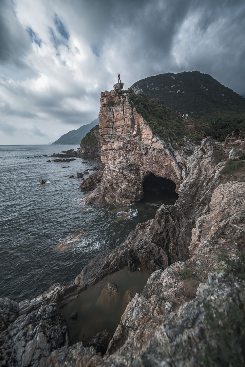 夏日闪光旅行家# 大连小黑山,峰峦起伏,森林茂密.