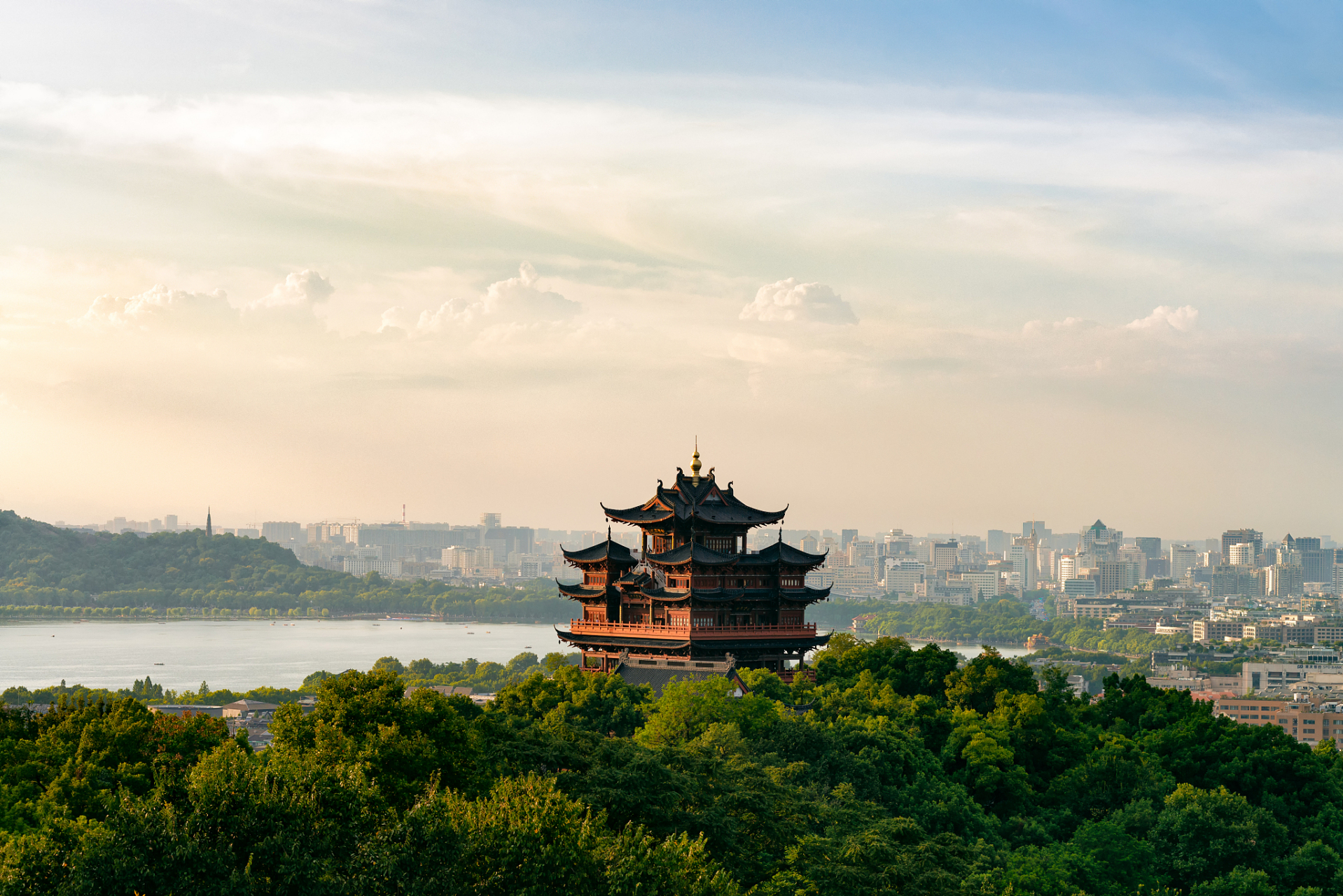 岳阳楼,位于湖南省岳阳市岳阳楼区洞庭北路,地处岳阳古城西门城墙之上