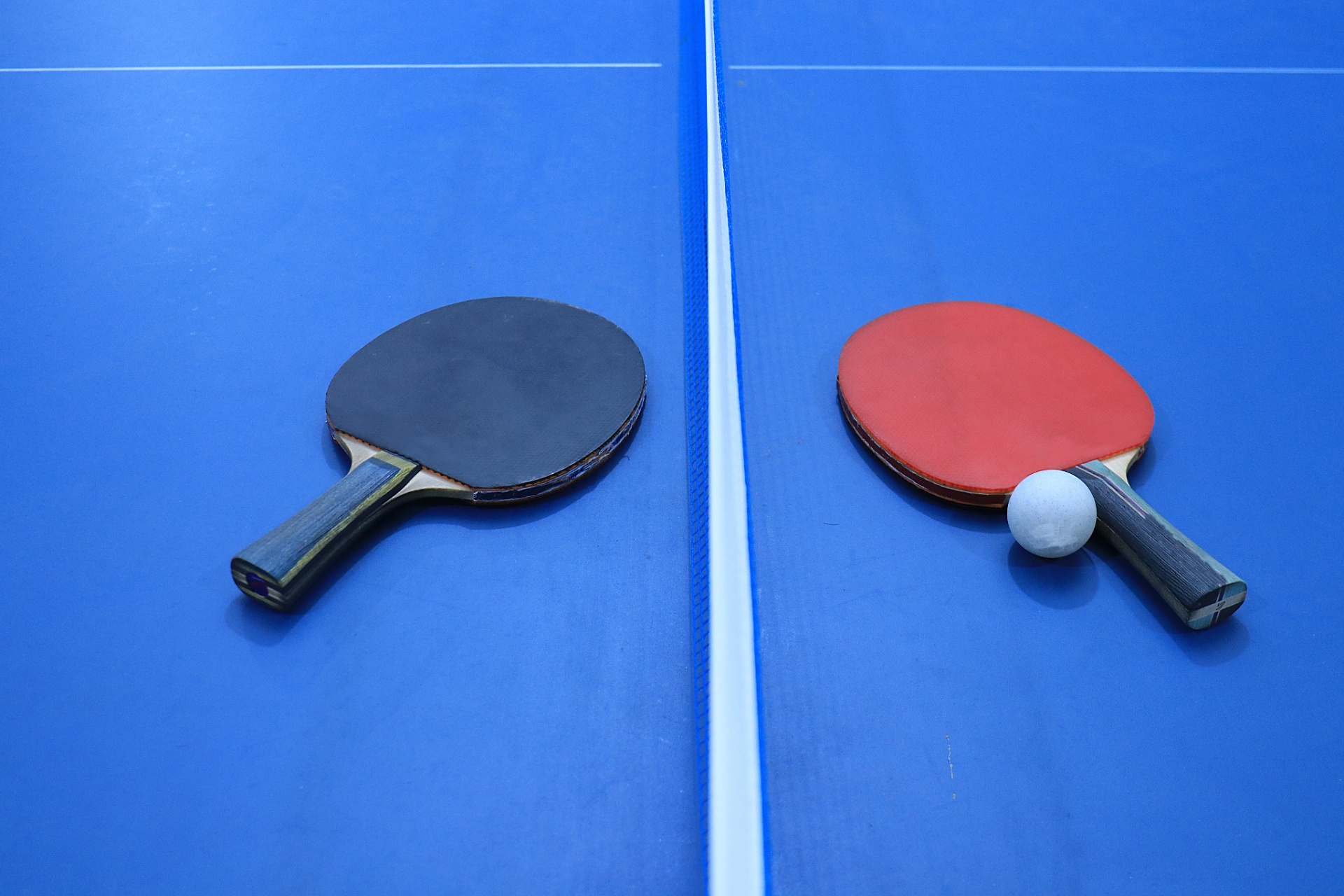 ai体育视野# 乒乓球生胶与正胶的区别  颗粒不同.