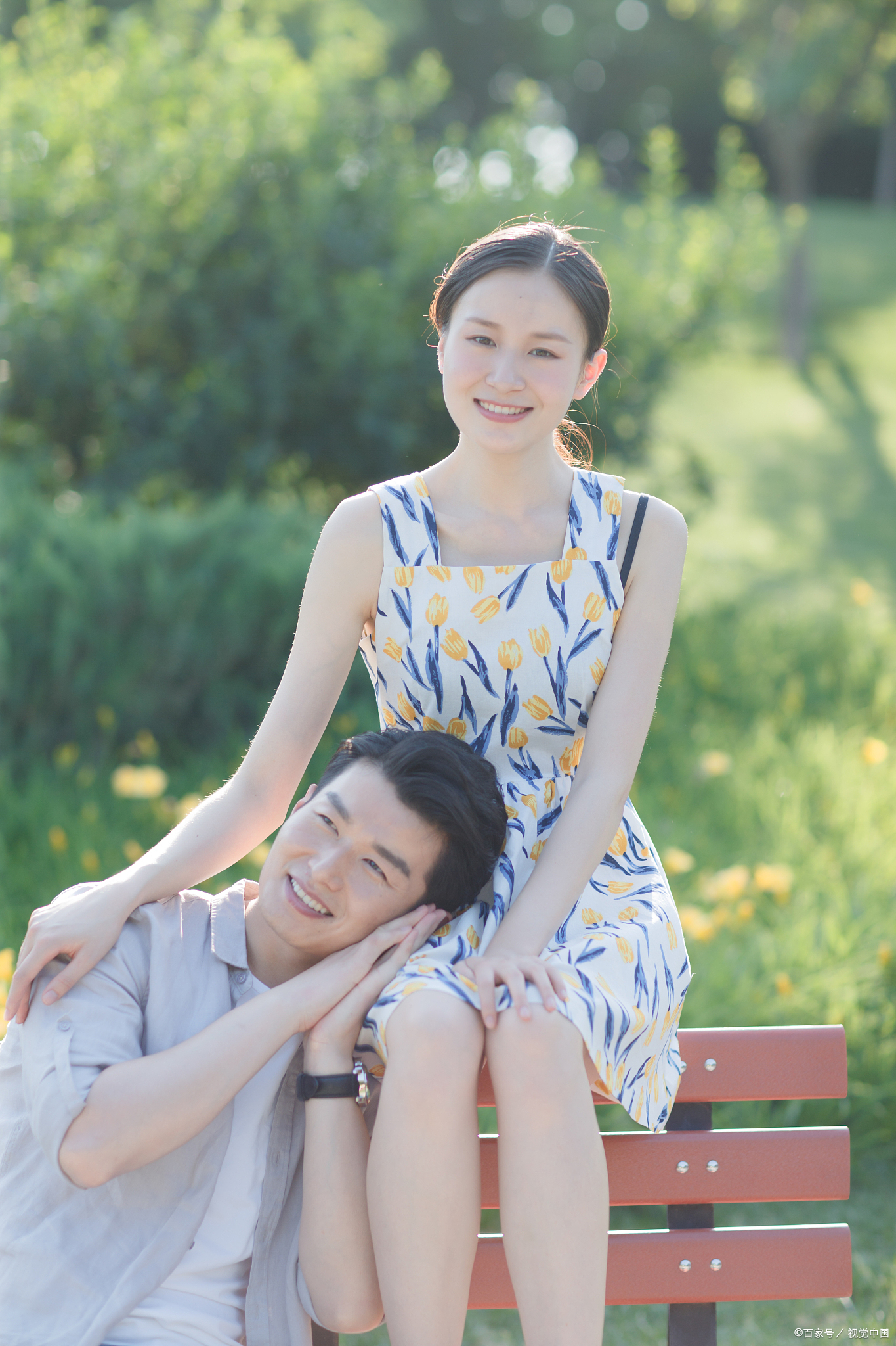 男人像个女人依偎在女人腿上