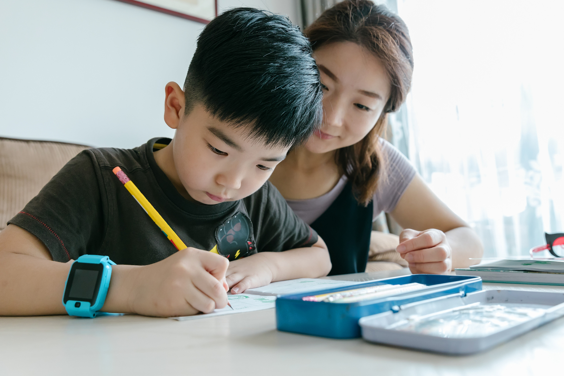 周末几个家庭一起聚会,有人说起孩子所在的班级群里有人问:我的孩子
