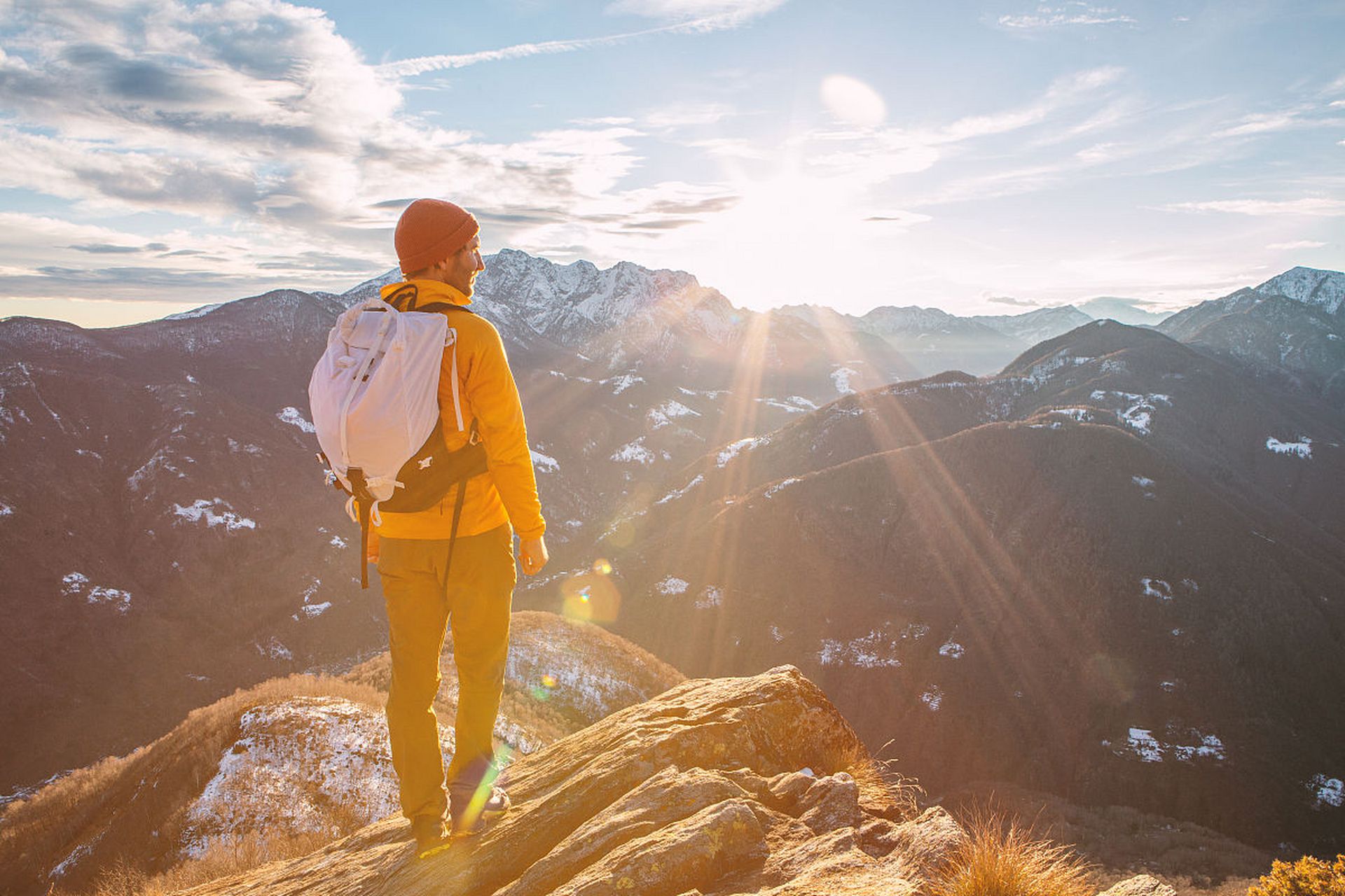 《明星般的自信:迎接挑战的勇气》自信的目光透过迷雾,照亮前路,勇往