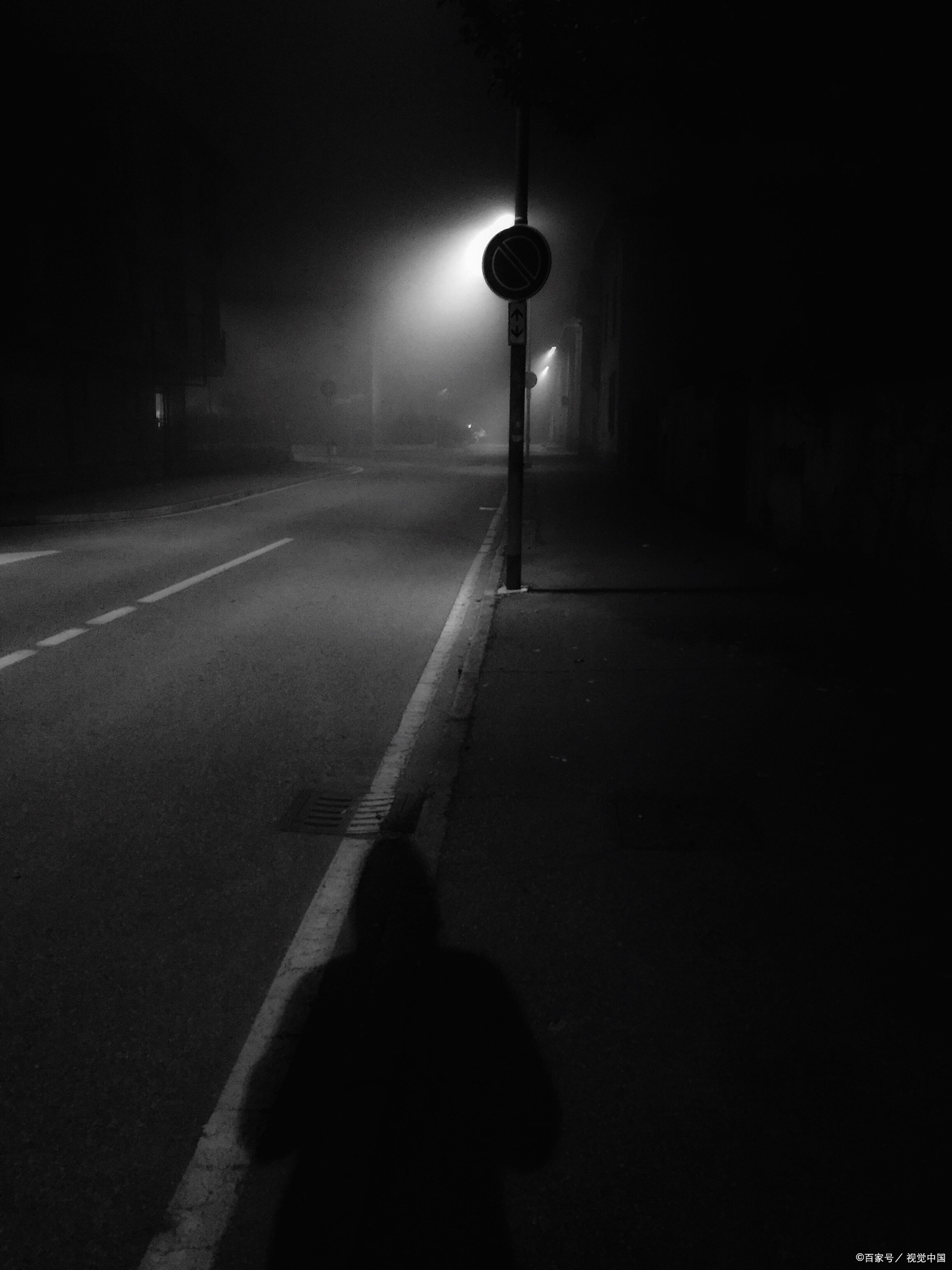 在这寂静的夜晚,让我为你献上一份心灵抚慰,陪伴你度过这段时光